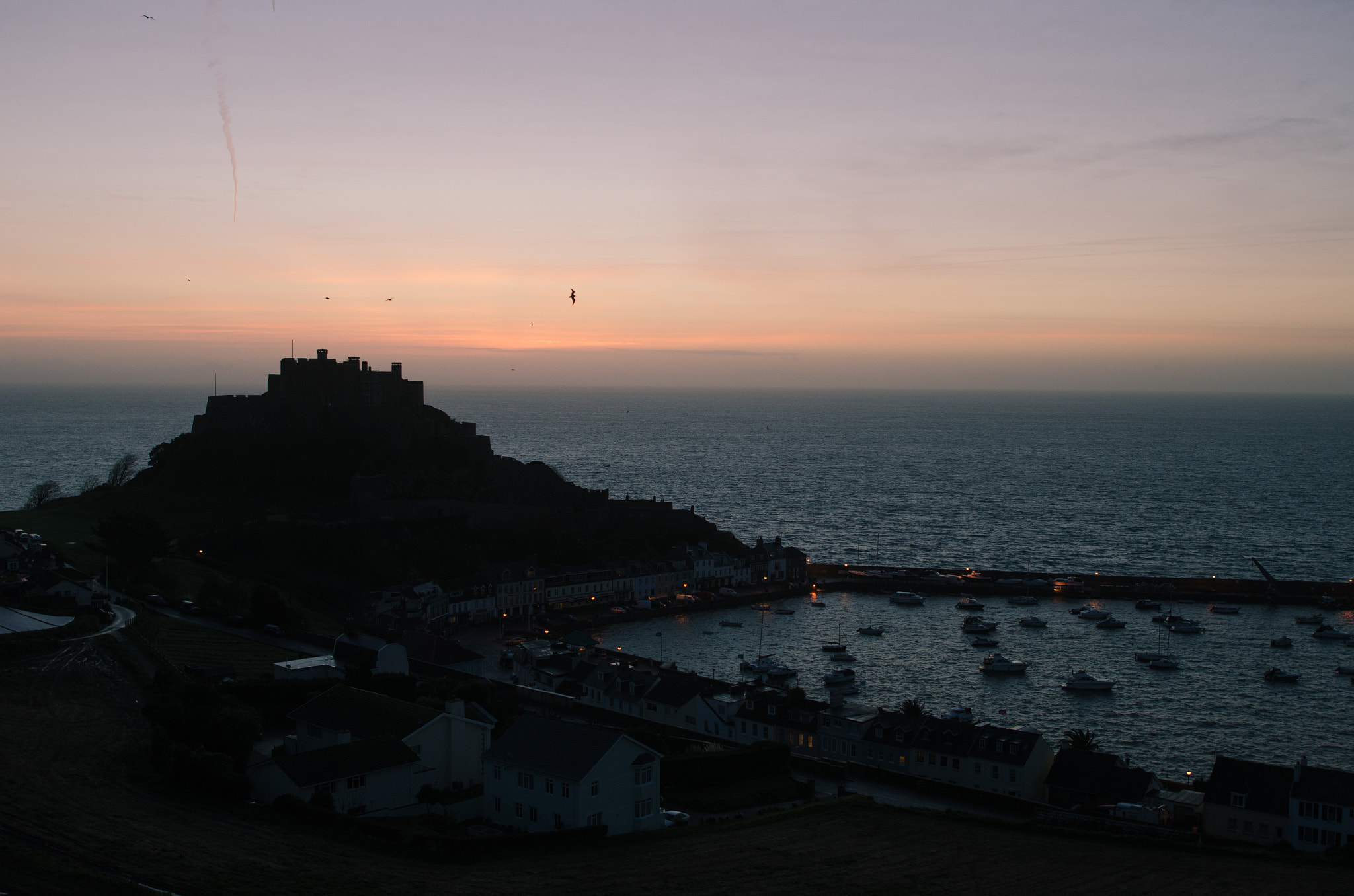 Nikon D7000 + Nikon AF-S Nikkor 24mm F1.4G ED sample photo. Winter sunrise over mont orgueil photography