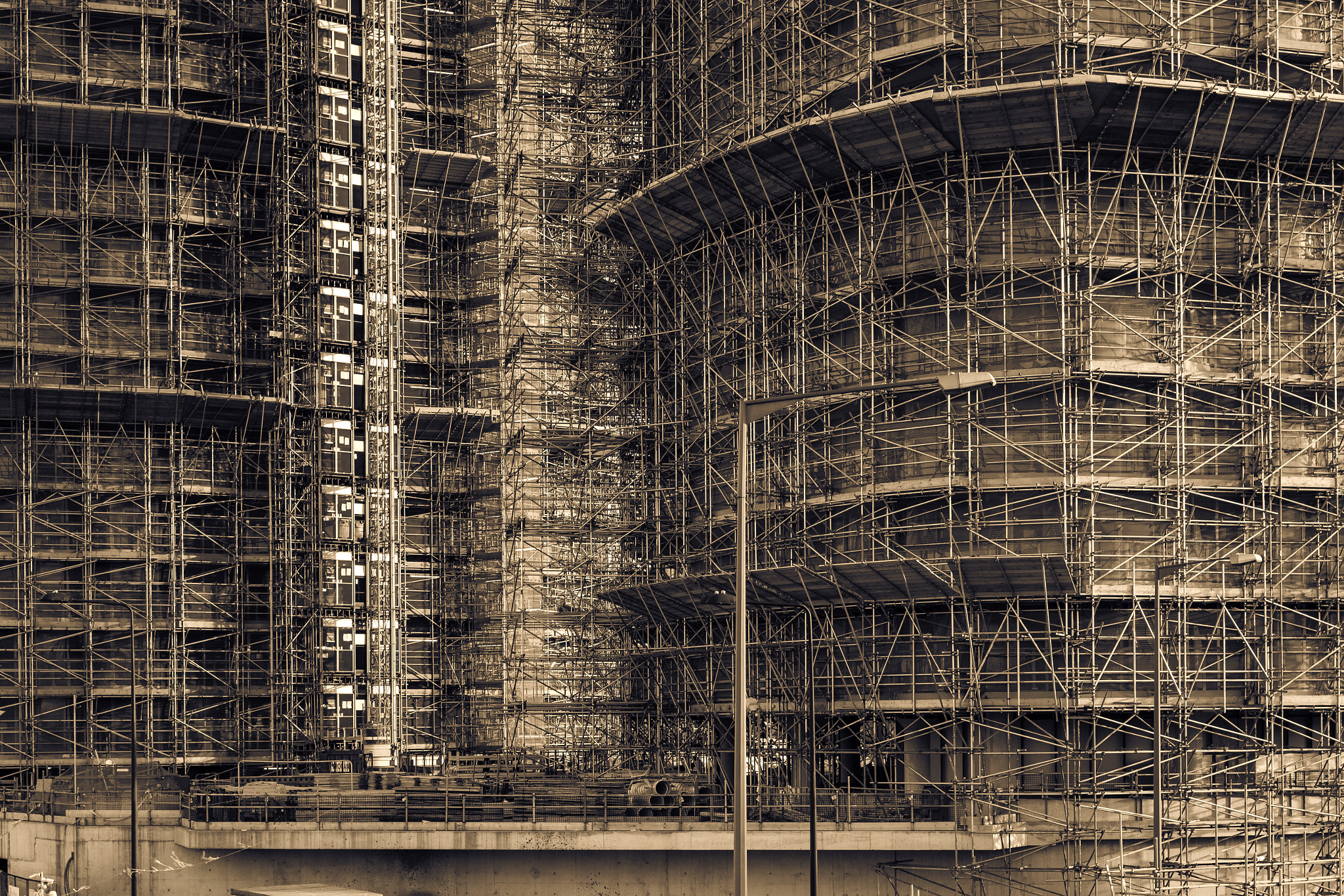 Canon EOS 600D (Rebel EOS T3i / EOS Kiss X5) + Canon EF 35mm F2 sample photo. That's a lot of scaffoldings photography