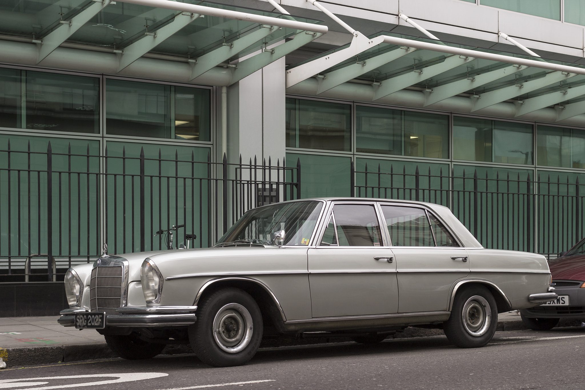 Canon EOS 600D (Rebel EOS T3i / EOS Kiss X5) + Canon EF 35mm F2 sample photo. Classic mercedes photography