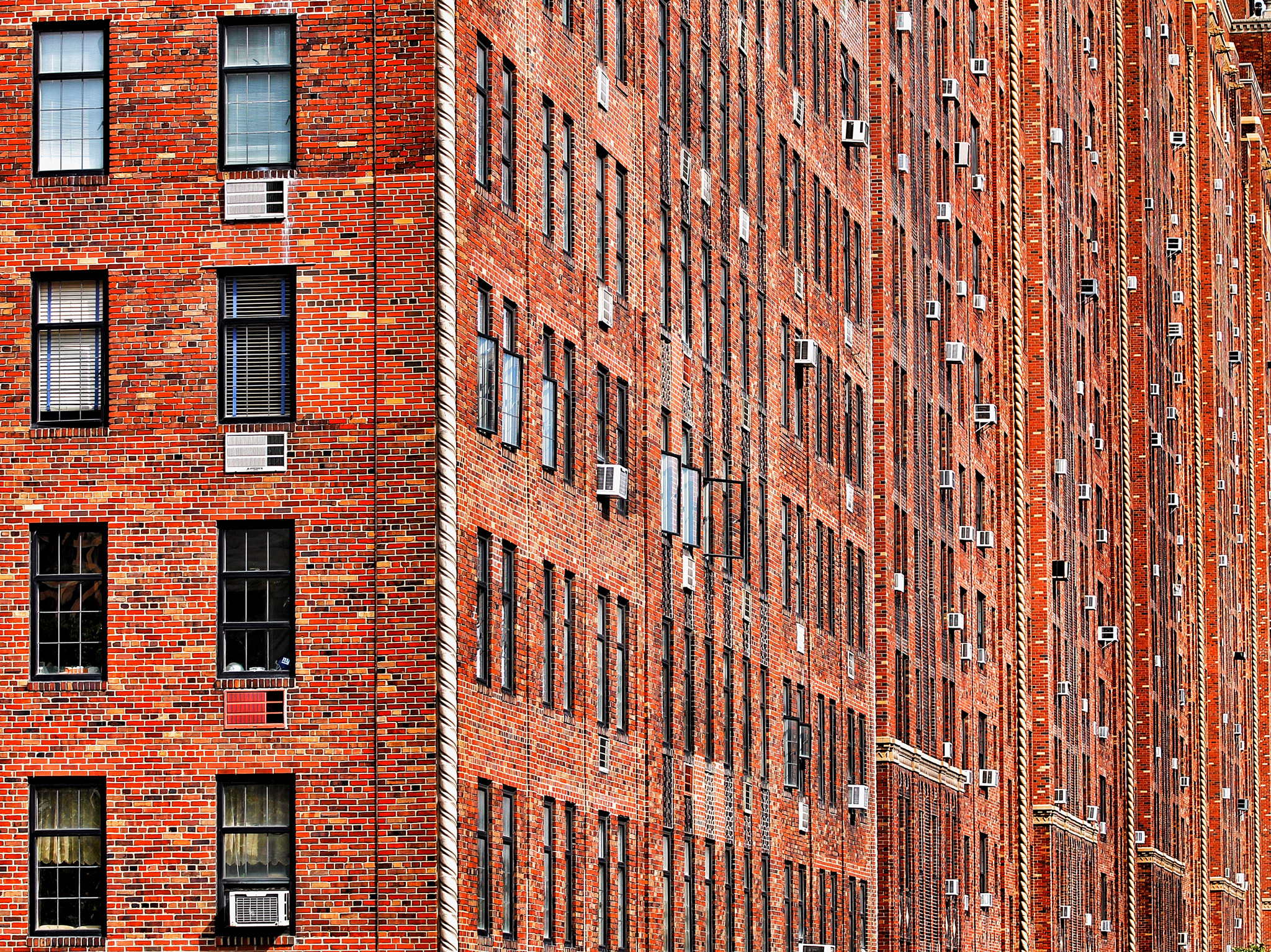Canon EOS 1100D (EOS Rebel T3 / EOS Kiss X50) + Canon EF 70-200mm F4L USM sample photo. Red bricks forever photography