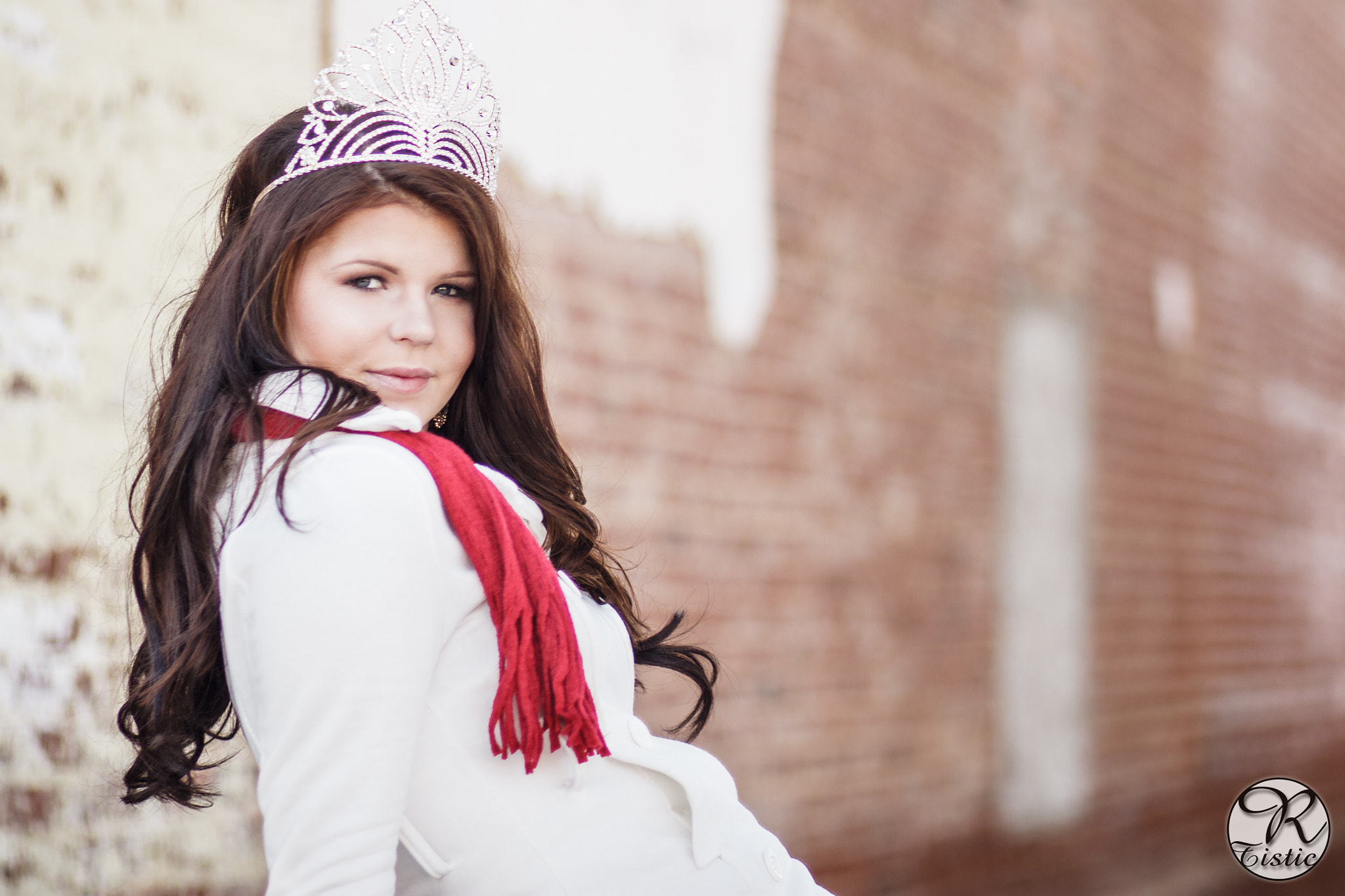 Canon EOS 500D (EOS Rebel T1i / EOS Kiss X3) + Canon EF 85mm F1.8 USM sample photo. Tiara and a red scarf photography