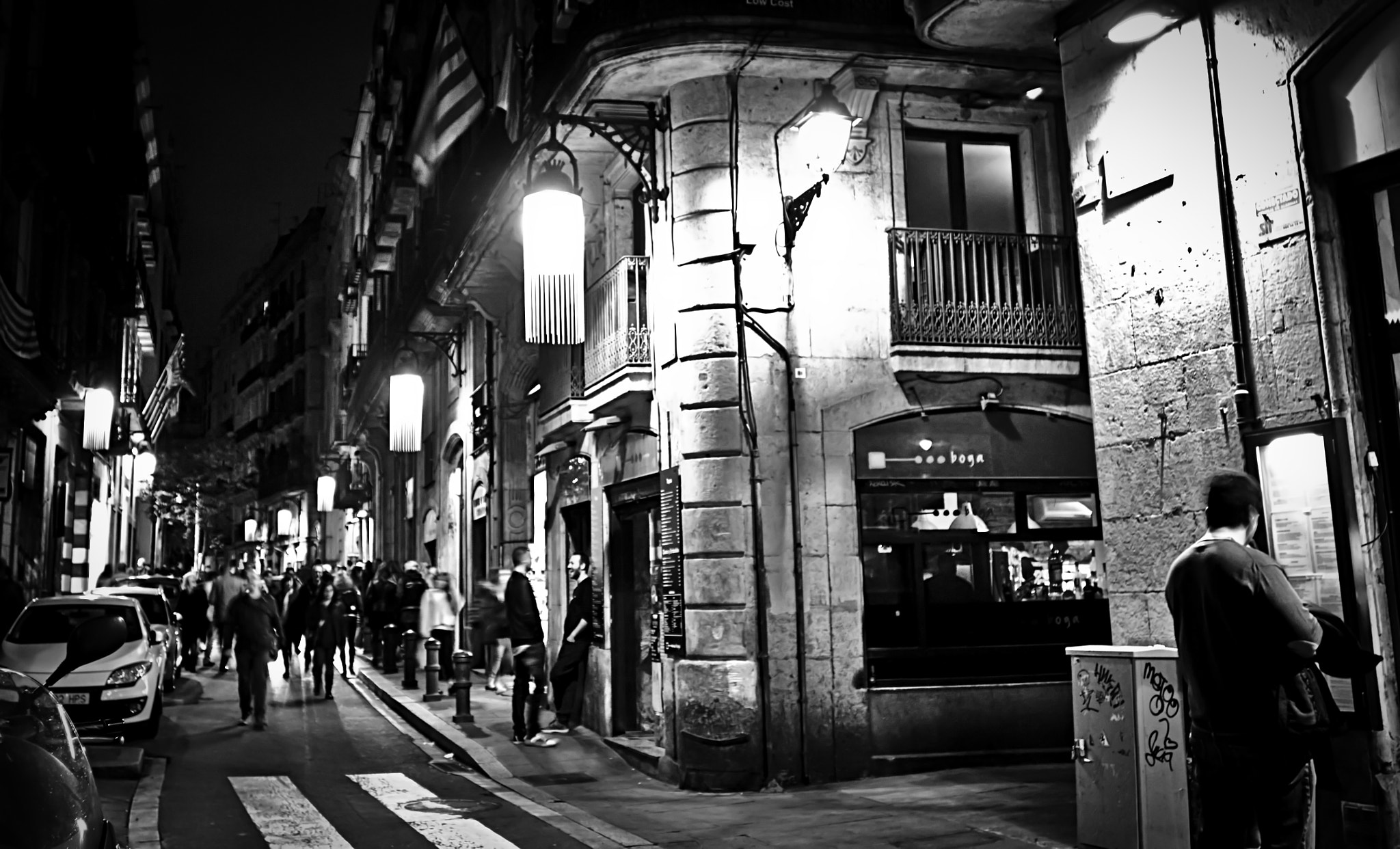 Canon EOS 650D (EOS Rebel T4i / EOS Kiss X6i) + Canon EF 20mm F2.8 USM sample photo. Night lights photography