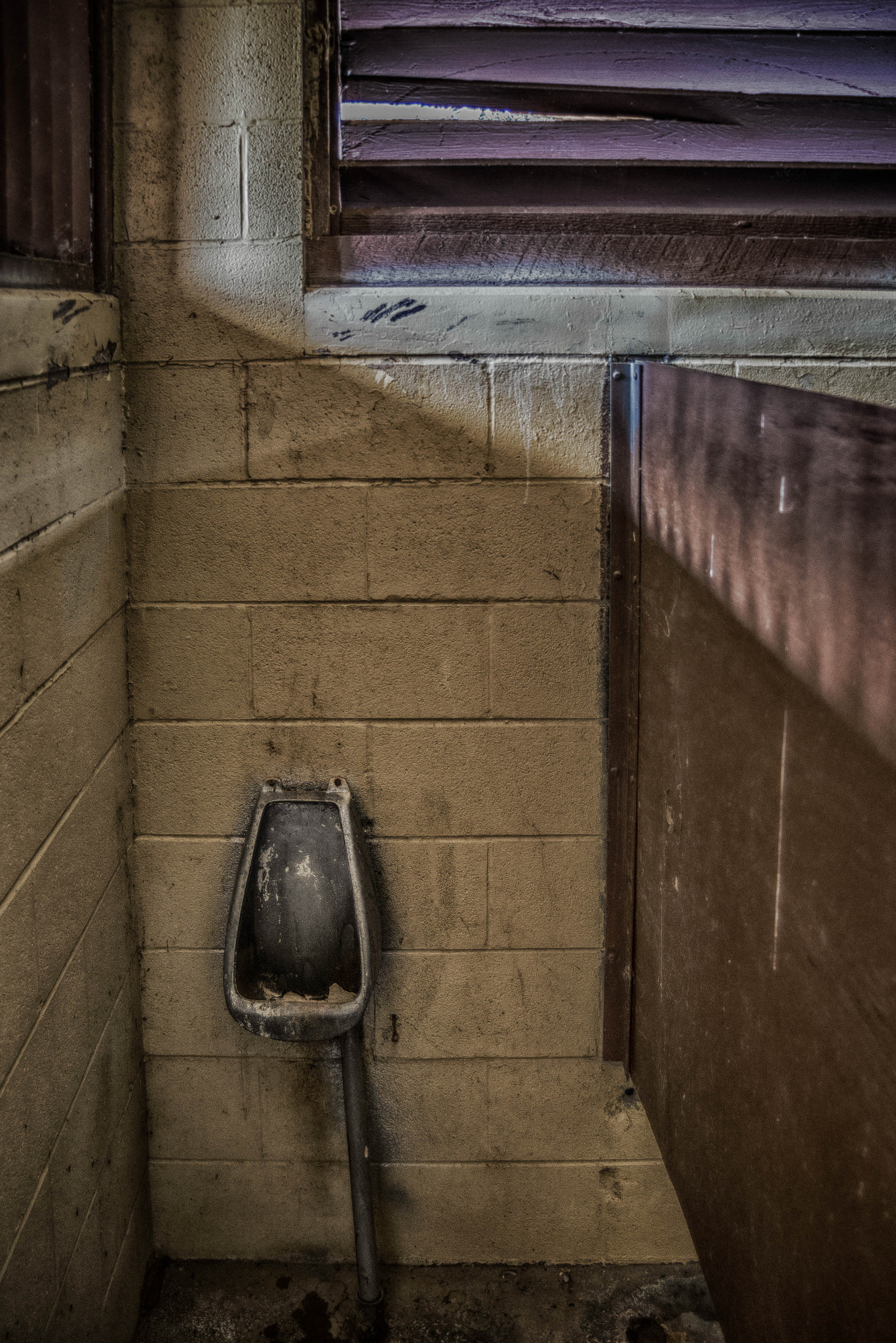 AF Zoom-Nikkor 28-80mm f/3.5-5.6D sample photo. Just plain nasty photography