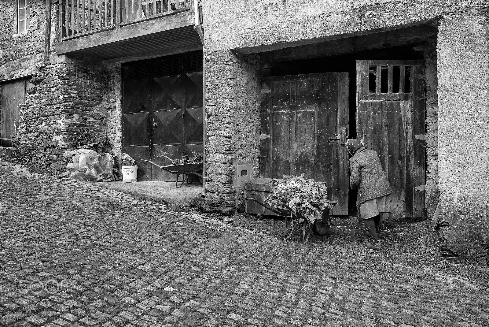 Summilux-M 1:1.4/28 ASPH. sample photo. Hard life for an old lady... rio de onor, braganca photography