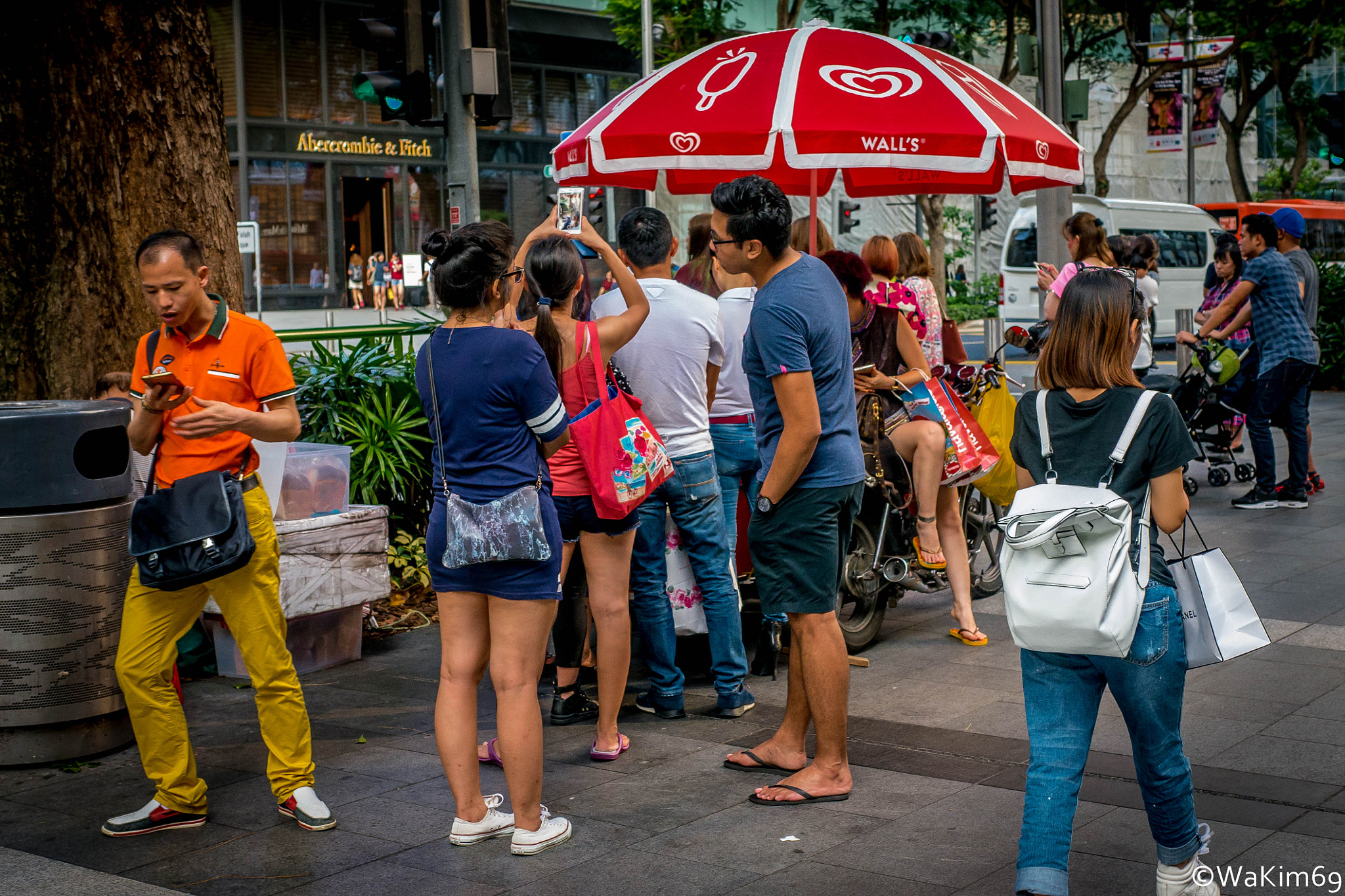 Panasonic Lumix DMC-G5 + Panasonic Leica DG Summilux 25mm F1.4 II ASPH sample photo. Queuing up for ice cream... photography