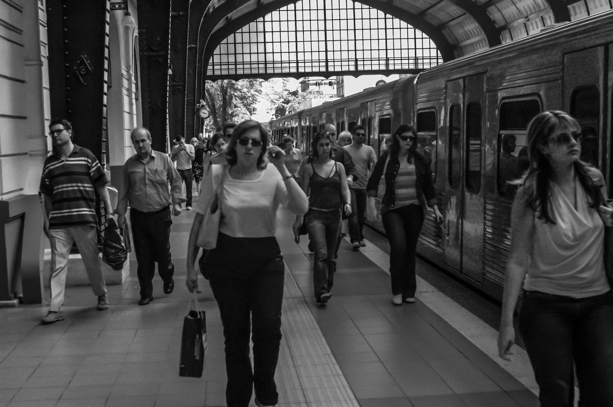 Nikon D70 + AF Zoom-Nikkor 35-70mm f/2.8 sample photo. Passengers athens photography