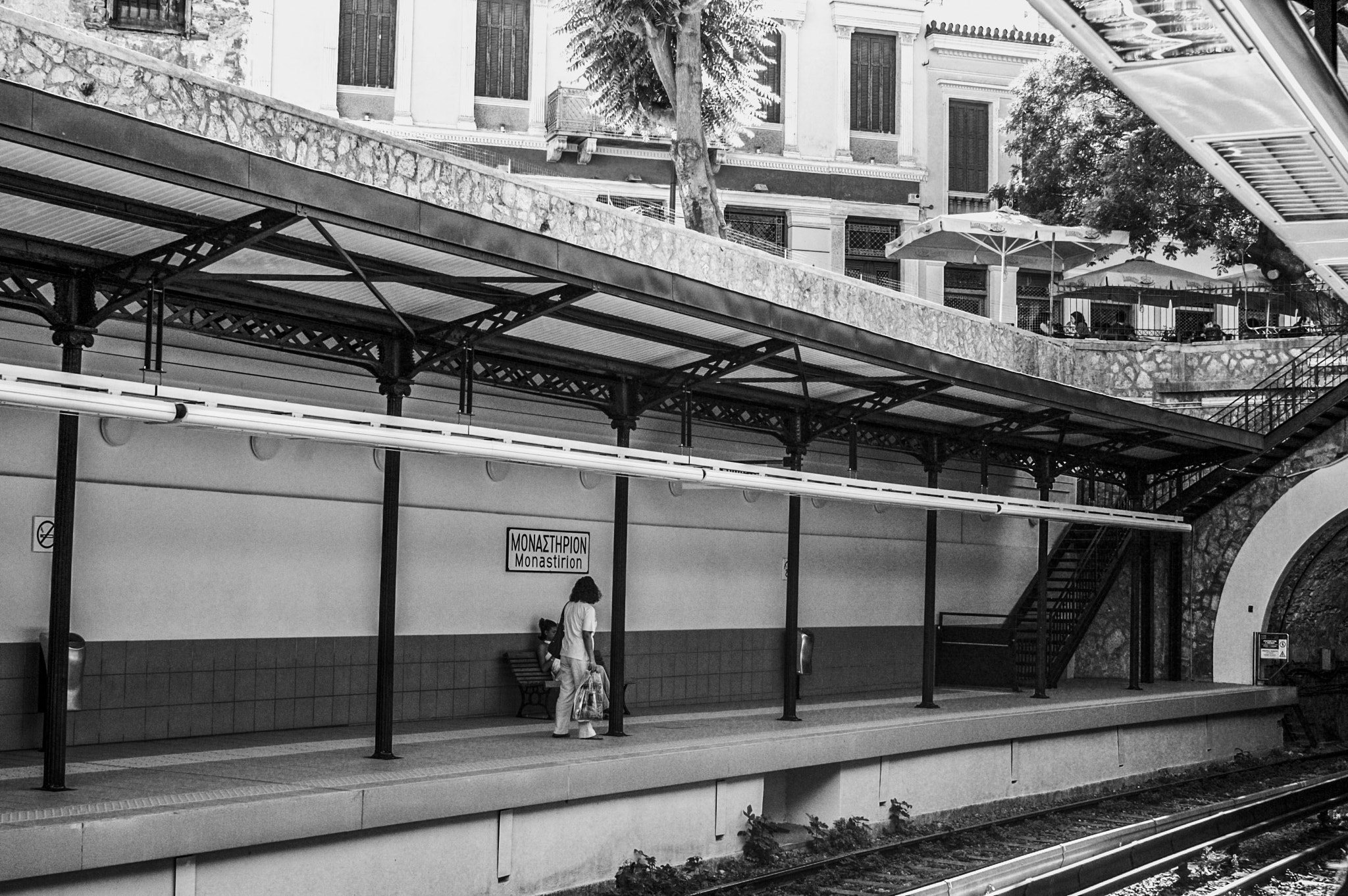 Nikon D70 + AF Zoom-Nikkor 35-70mm f/2.8 sample photo. Monastirion subway platform photography