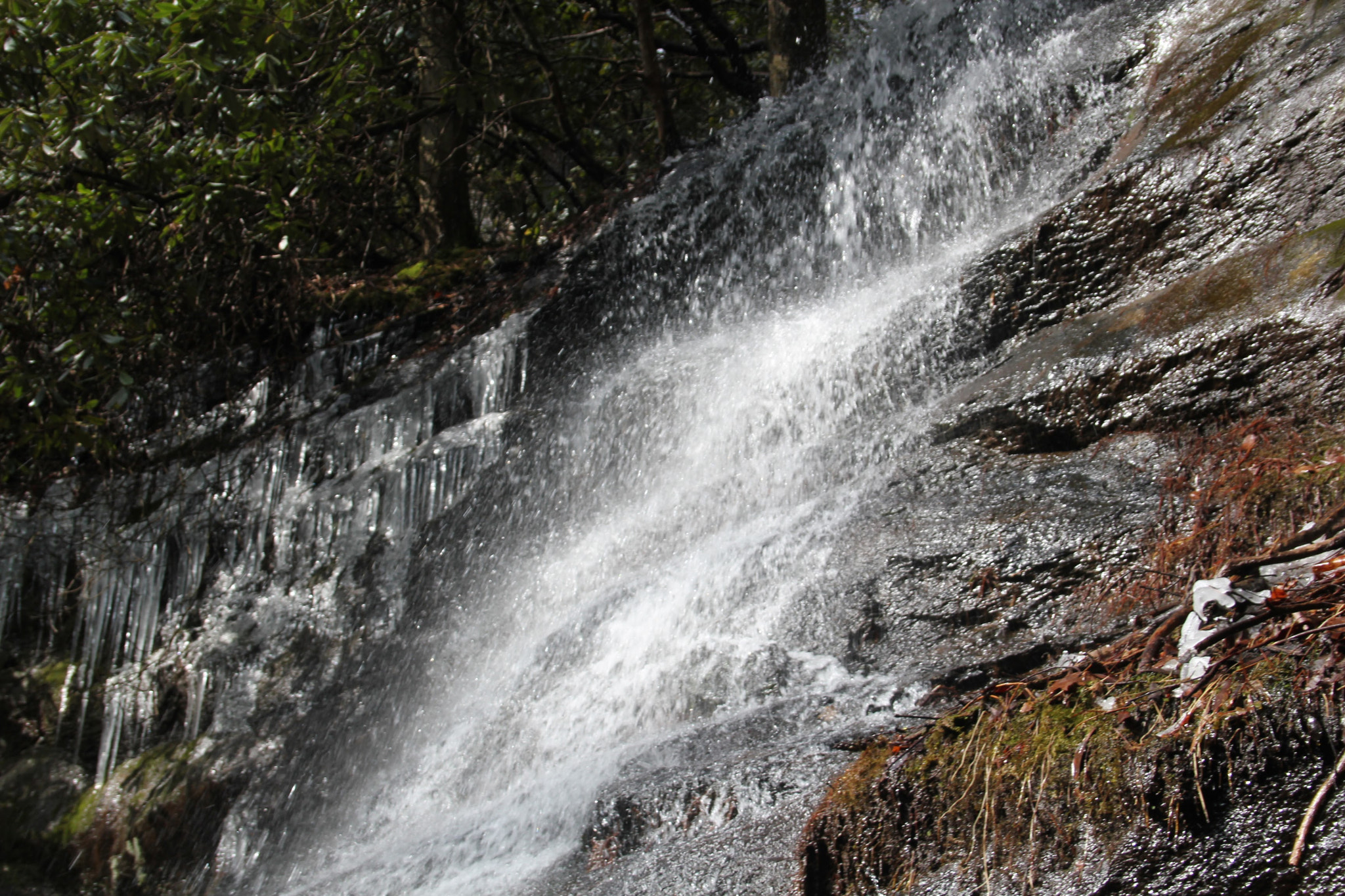Canon EOS 550D (EOS Rebel T2i / EOS Kiss X4) + Canon EF-S 18-55mm F3.5-5.6 sample photo. Blue ridge mountains icicles in waterfall photography