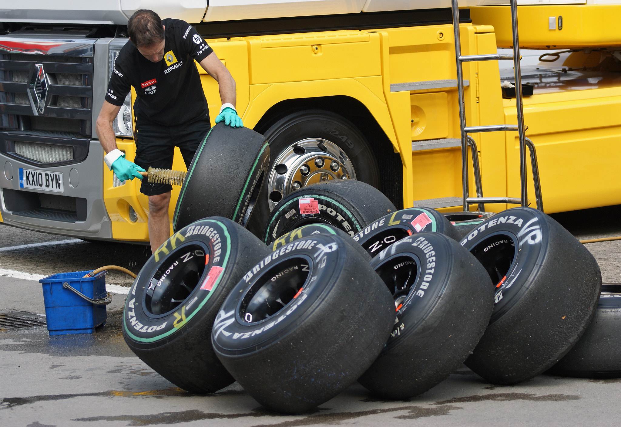 Sony 75-300mm F4.5-5.6 sample photo. Time to clean tyres photography