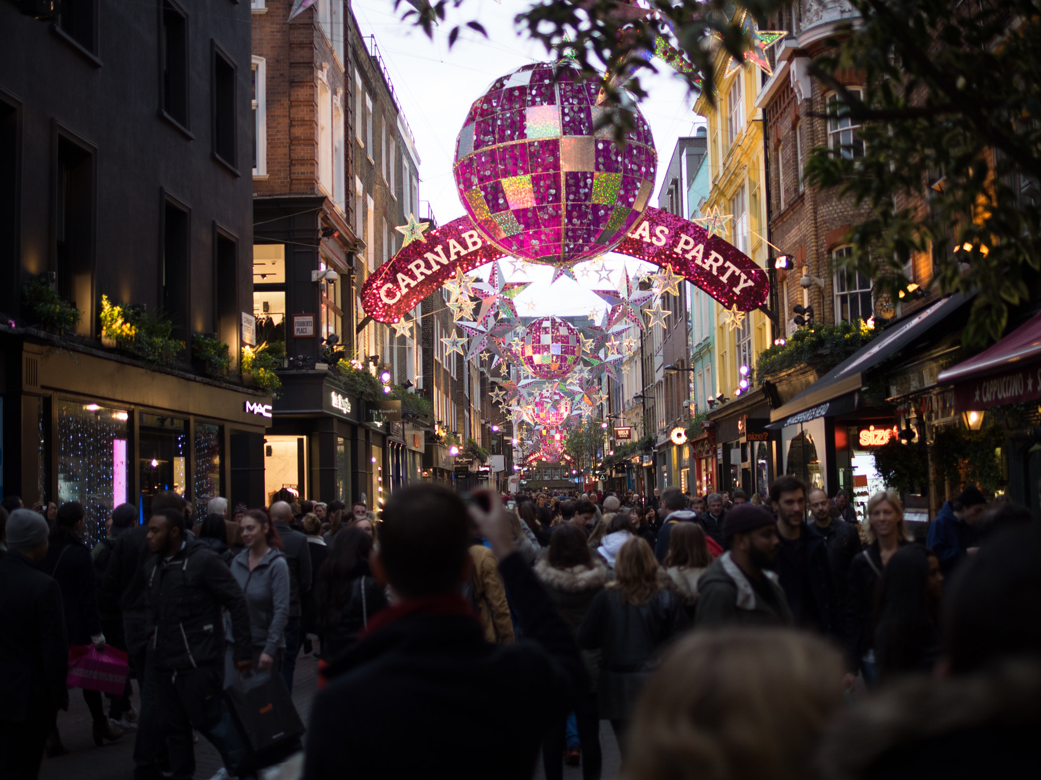 Olympus OM-D E-M1 + Panasonic Leica DG Summilux 25mm F1.4 II ASPH sample photo. London oxford street photography