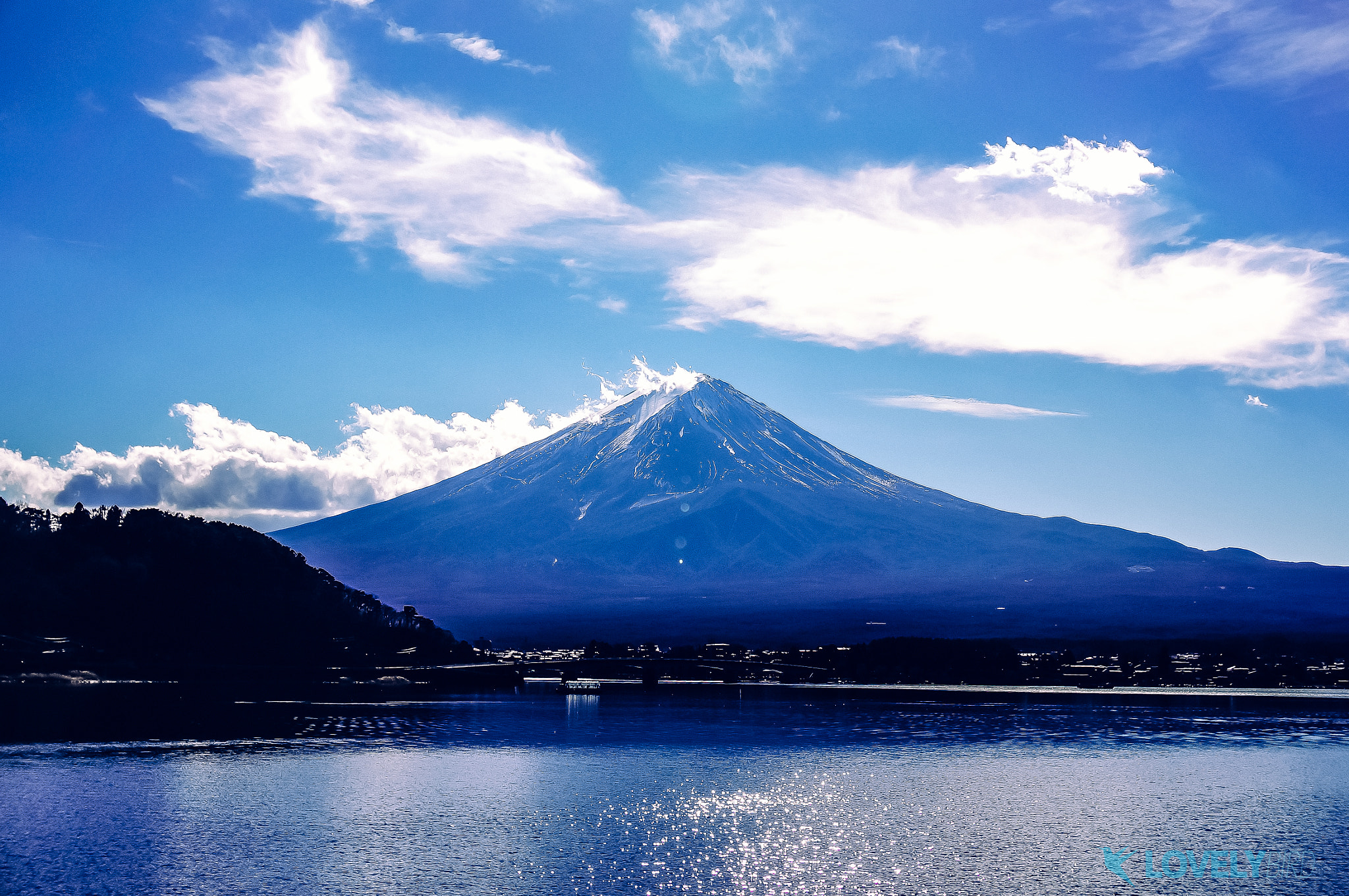 Sony Alpha NEX-5N + Sony Vario-Tessar T* E 16-70mm F4 ZA OSS sample photo. Mt.fuji photography