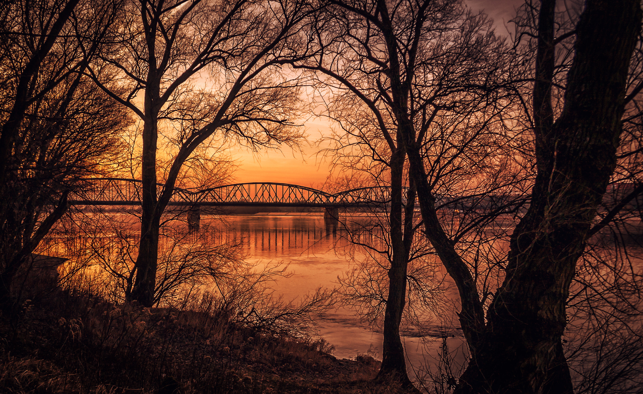 Canon EF-S 18-55mm F3.5-5.6 sample photo. Bridge in toruń at sunset photography