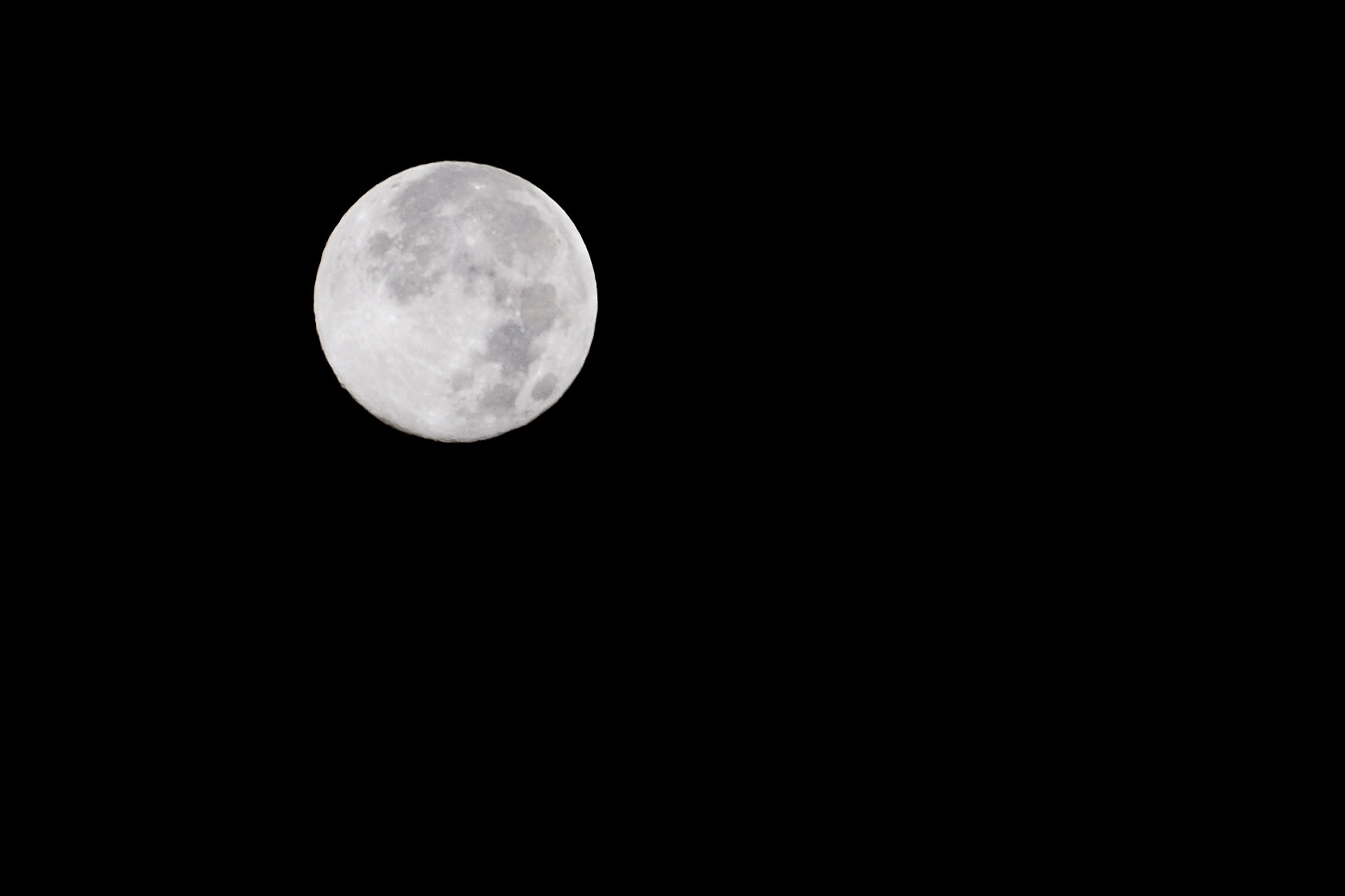 Sigma 70-300mm F4-5.6 APO Macro Super II sample photo. The moon photography