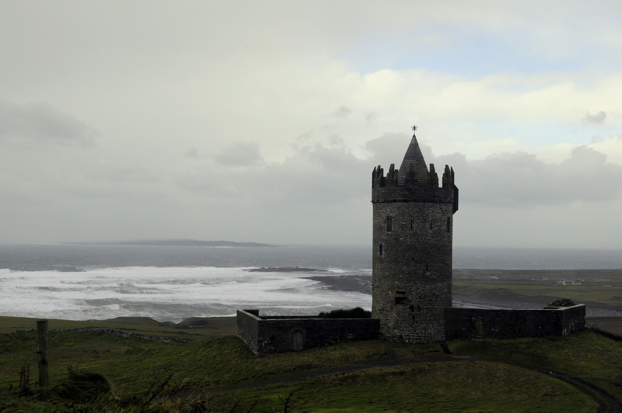 Nikon D90 + Sigma 18-50mm F2.8-4.5 DC OS HSM sample photo. Doonagore castle photography