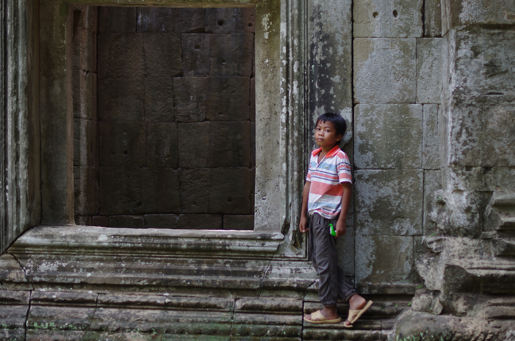 Pentax K-5 + Pentax smc DA* 55mm F1.4 SDM sample photo. Angkor wat boy photography