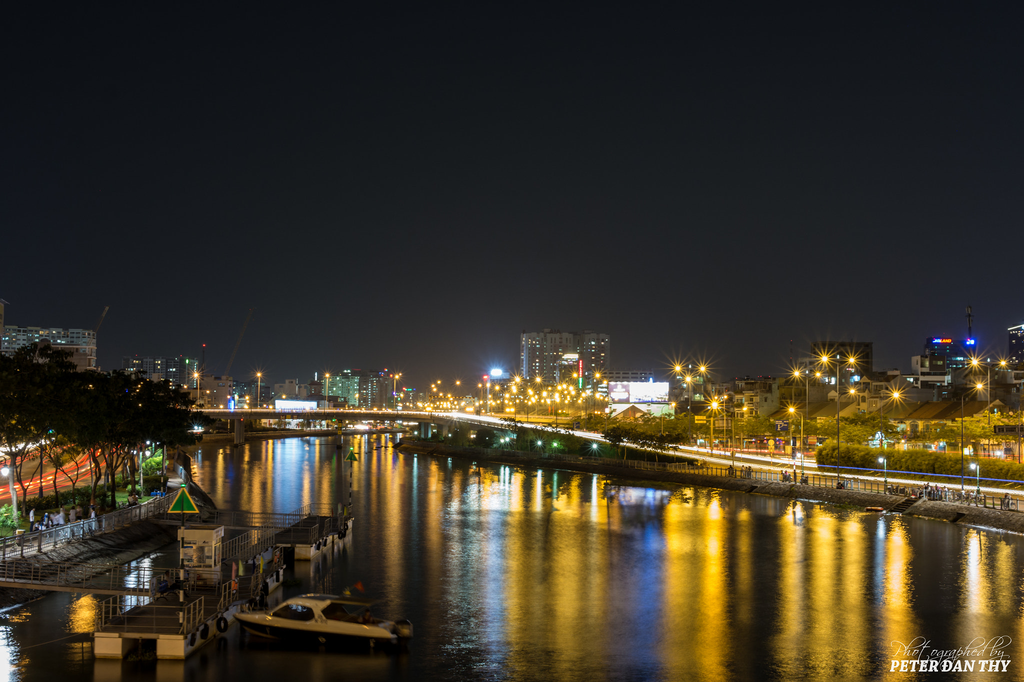 Samsung NX20 + Samsung NX 30mm F2 Pancake sample photo. Móng bridge saigon city photography