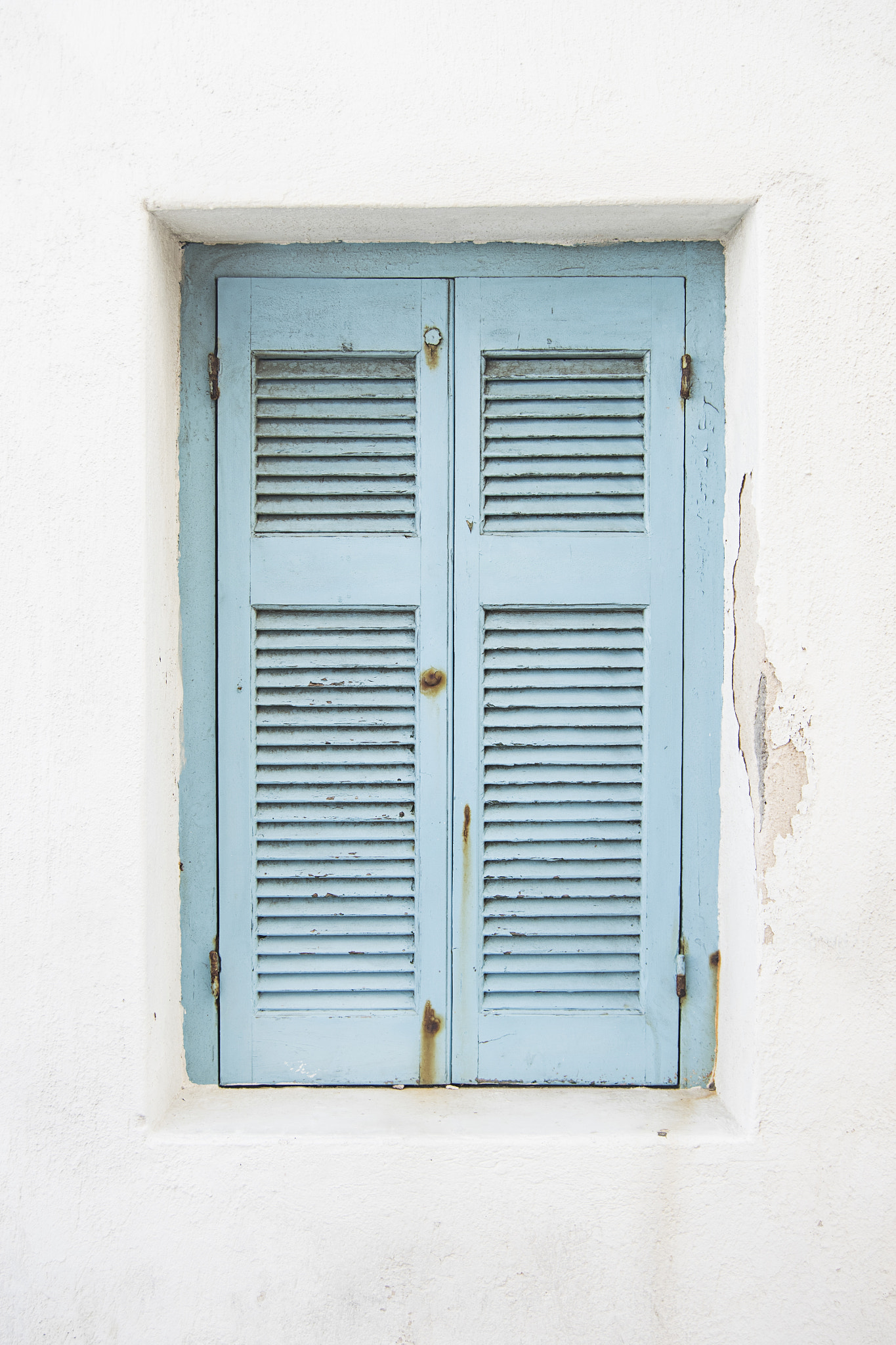 Nikon D810 + Nikon AF-S DX Nikkor 18-55mm F3.5-5.6G II sample photo. The blue shutters of mykonos photography