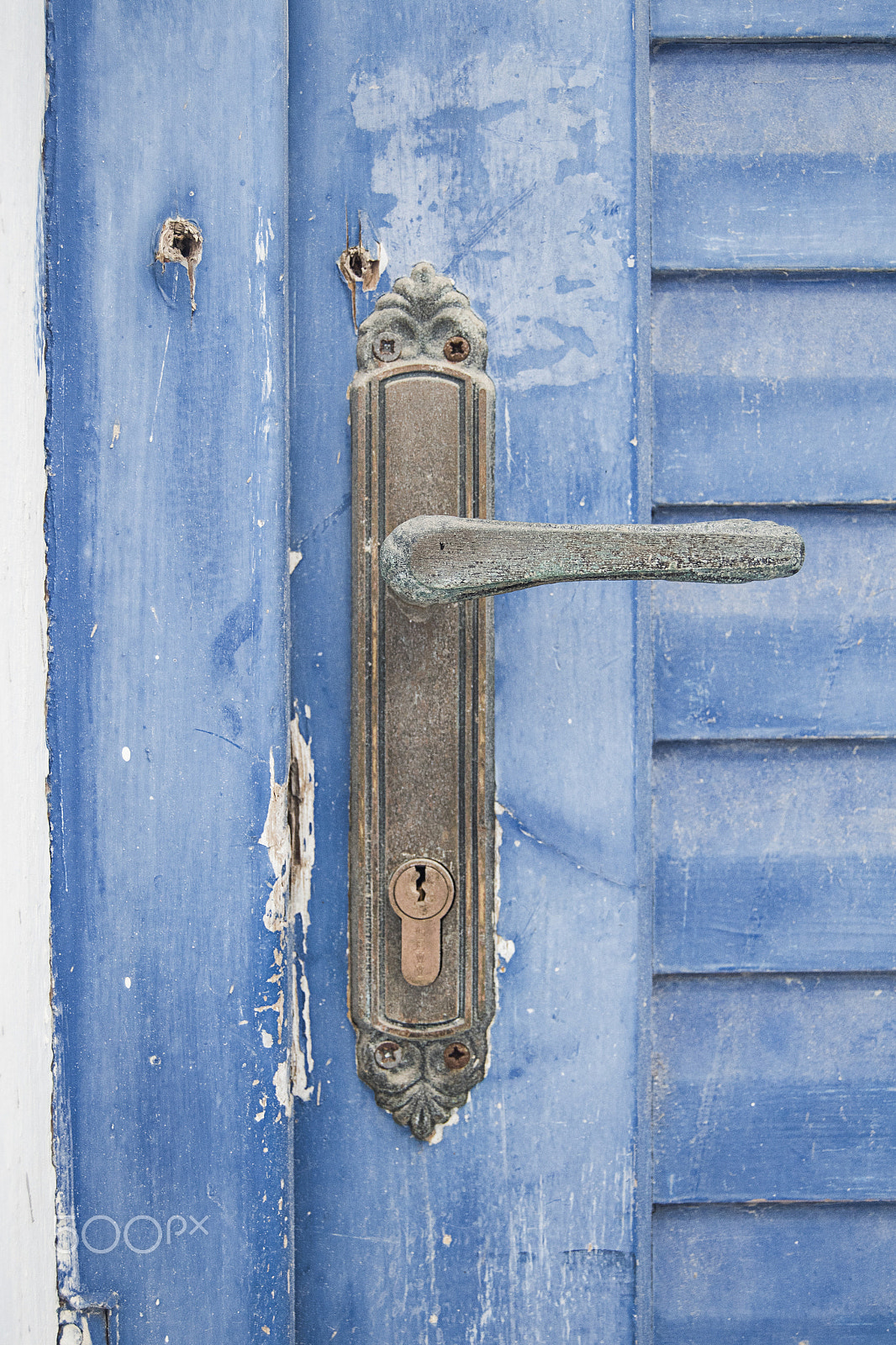 Nikon D810 + Nikon AF-S DX Nikkor 18-55mm F3.5-5.6G II sample photo. Blue door and handle photography