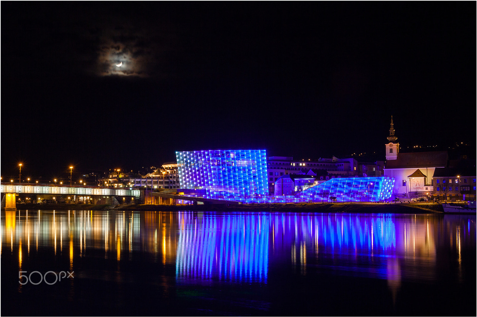 Sigma 24-105mm f/4 DG OS HSM | A sample photo. Linz at night / aec / urfahr photography