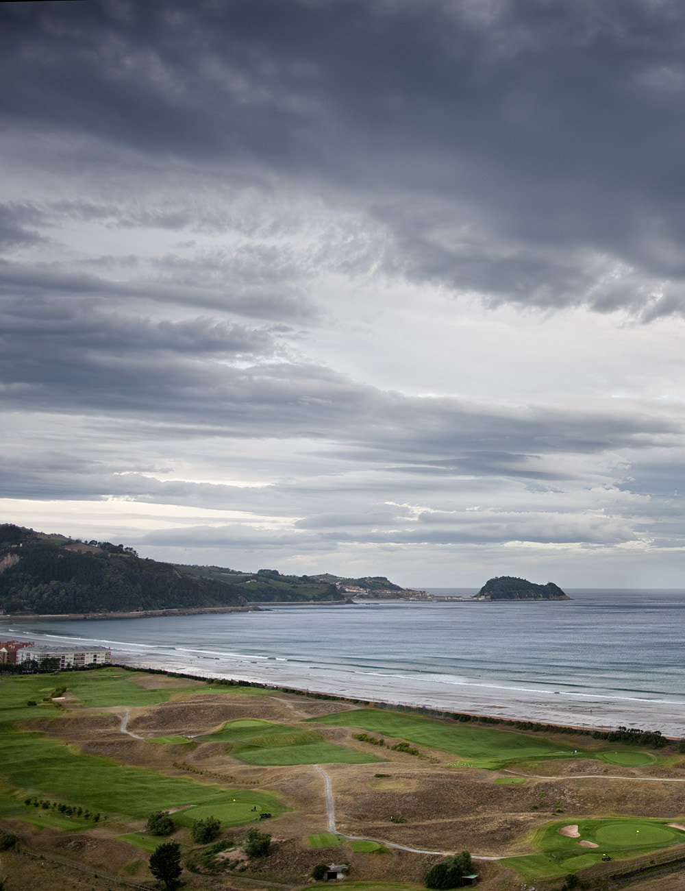 Canon EOS-1Ds Mark III + Canon EF 24mm F2.8 sample photo. Zarauz, el campo de golf en primer plano y getaria con el raton al fondo. photography