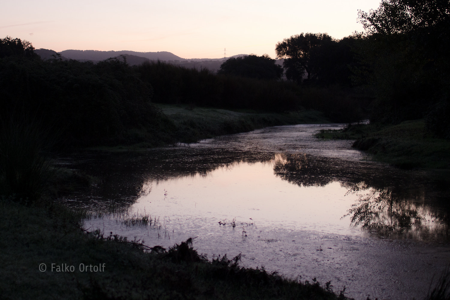 Canon EOS 600D (Rebel EOS T3i / EOS Kiss X5) + Canon EF 35mm F2 sample photo. River at dawn photography