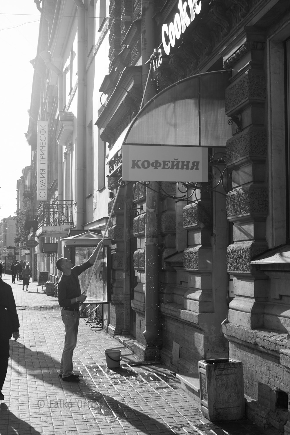 Canon EOS 600D (Rebel EOS T3i / EOS Kiss X5) + Canon EF 35mm F2 sample photo. Sidewalk in sankt petersburg photography