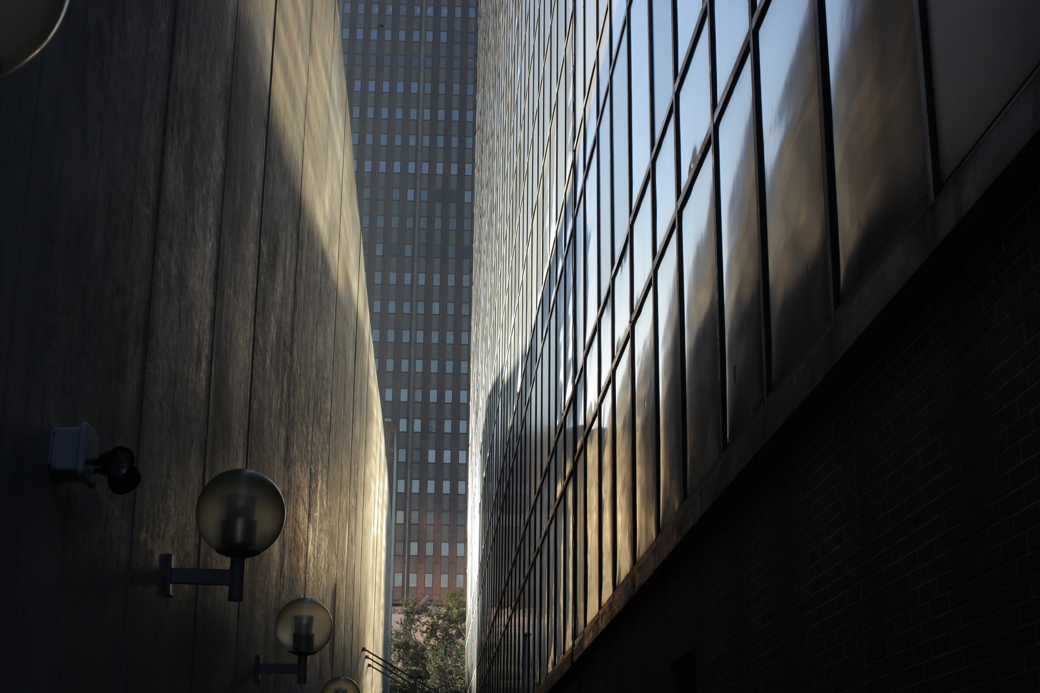 Canon EF 35mm F1.4L USM sample photo. Alley in the sun photography