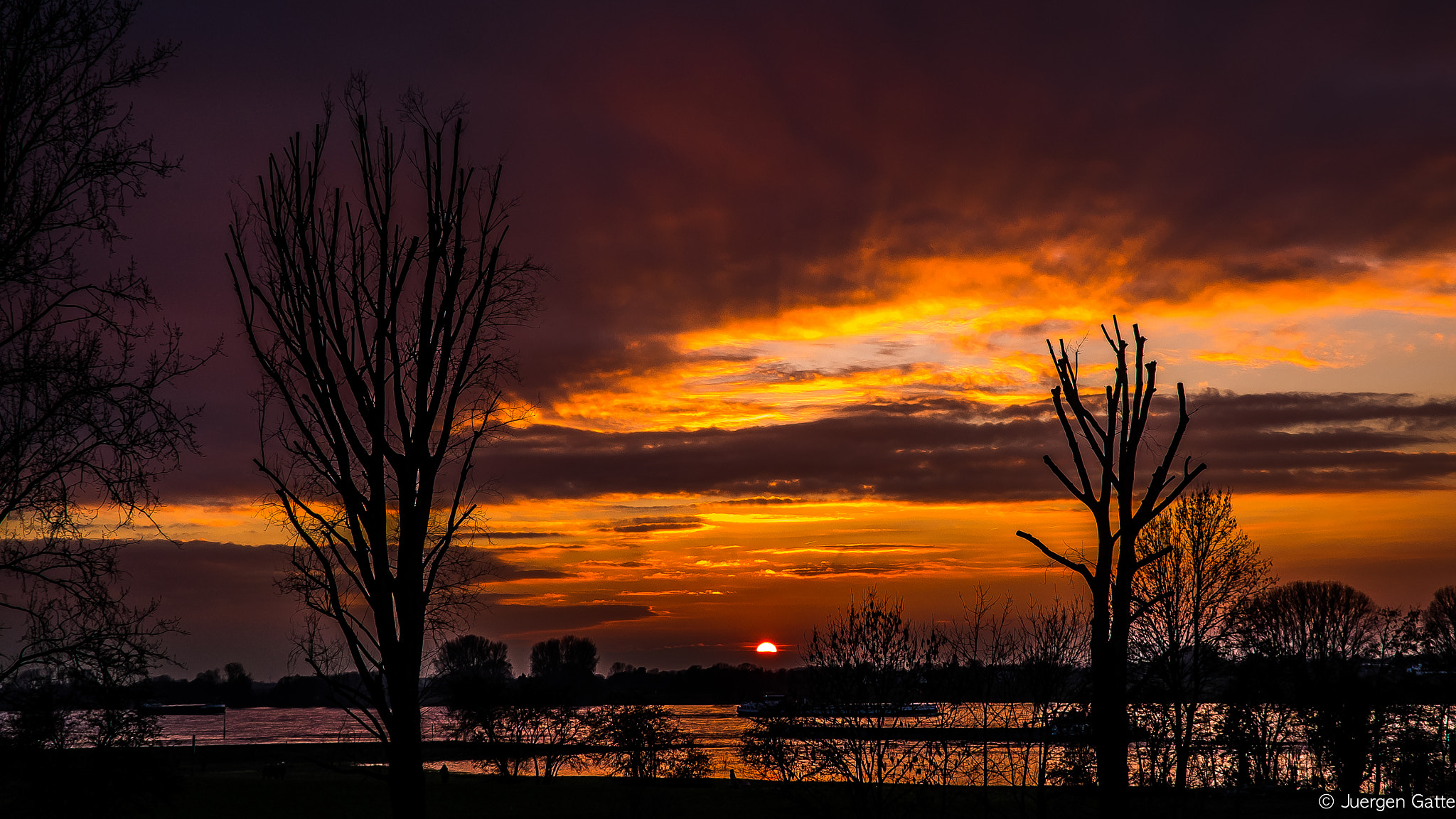 ZEISS Touit 32mm F1.8 sample photo. Sunset in düsseldorf photography