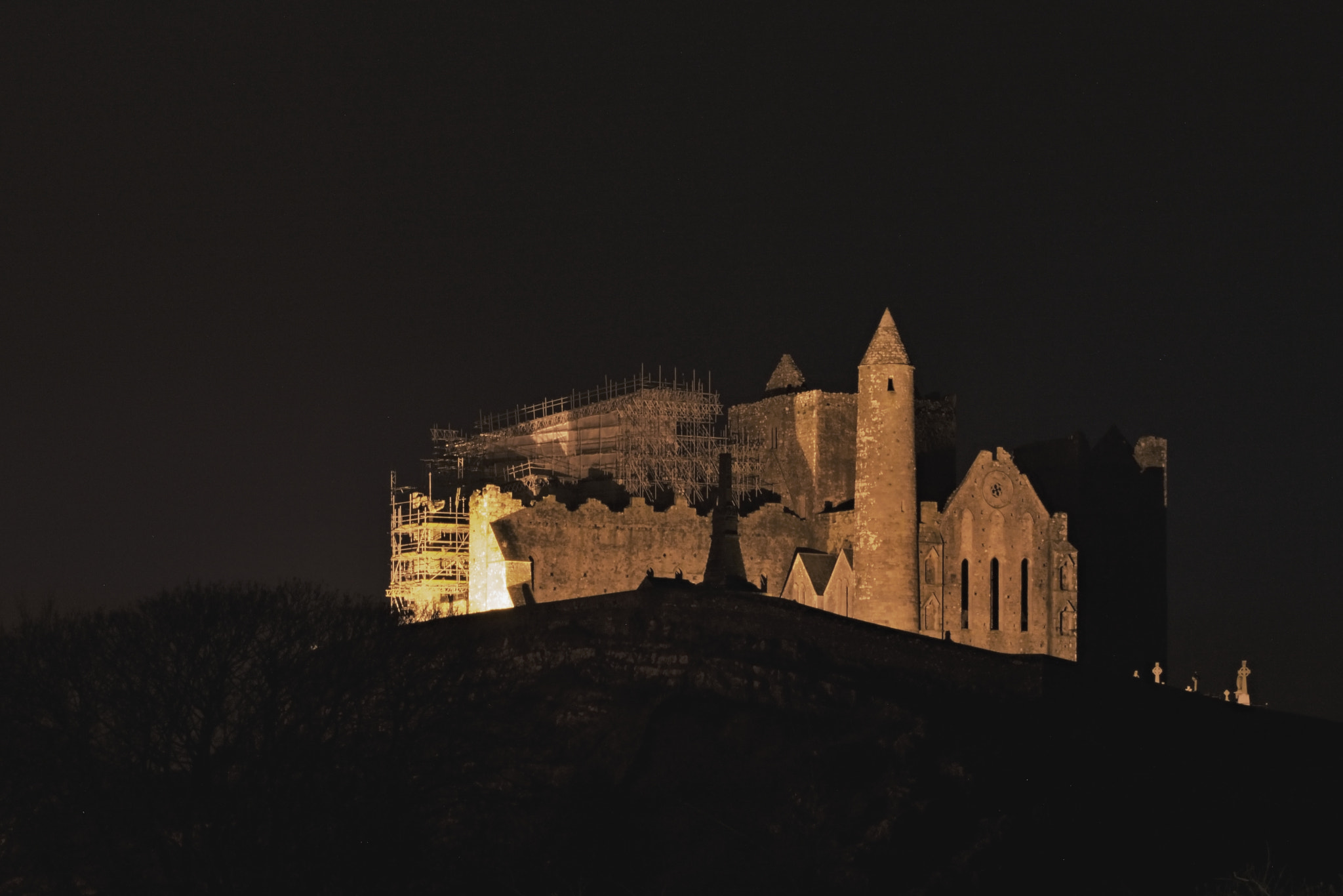 Nikon D3200 + 70.00 - 300.00 mm f/4.0 - 5.6 sample photo. Rock of cashel photography