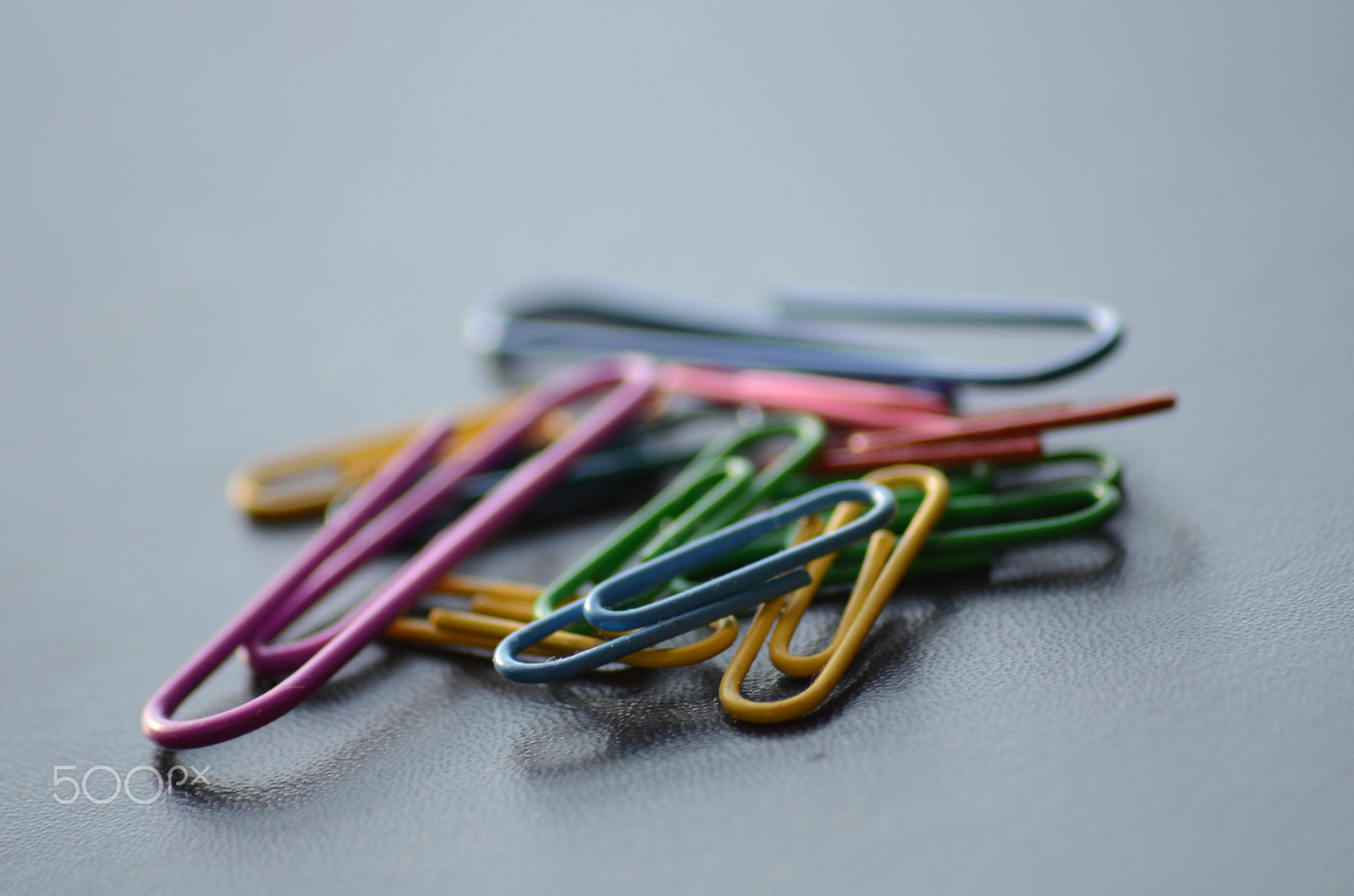 Sigma 70-300mm F4-5.6 APO Macro Super II sample photo. Paper clips photography
