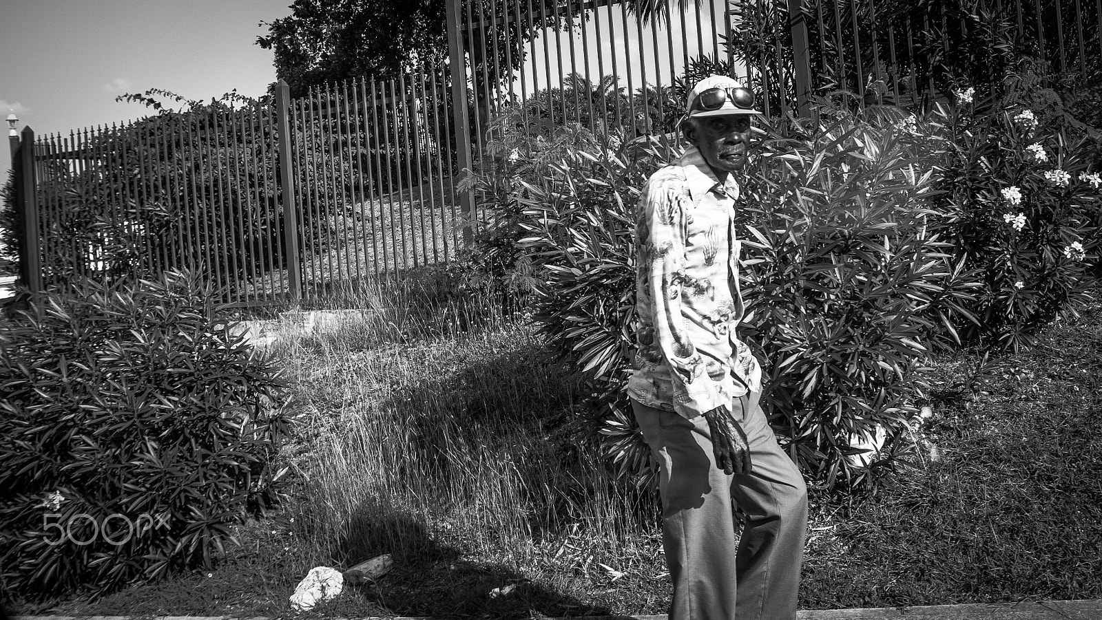 Canon EOS 650D (EOS Rebel T4i / EOS Kiss X6i) sample photo. Old man walking in antigua photography