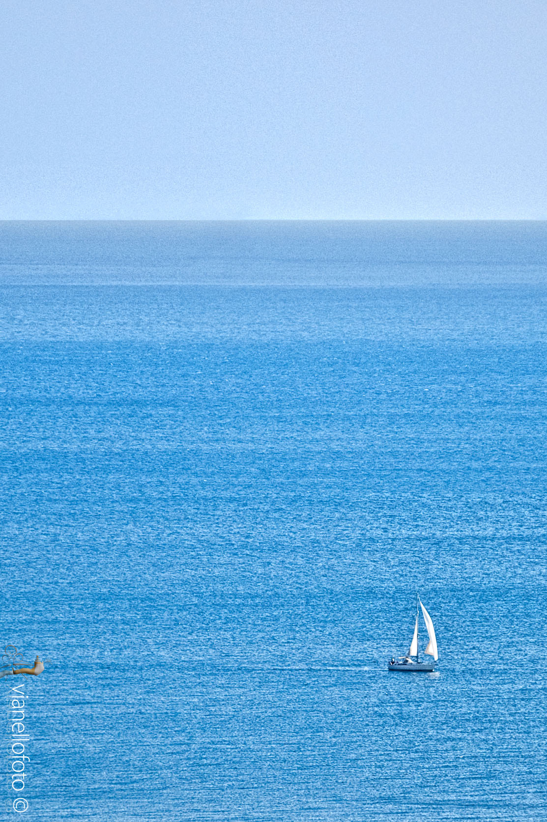 Nikon AF-Nikkor 80-200mm F2.8D ED sample photo. Alone photography