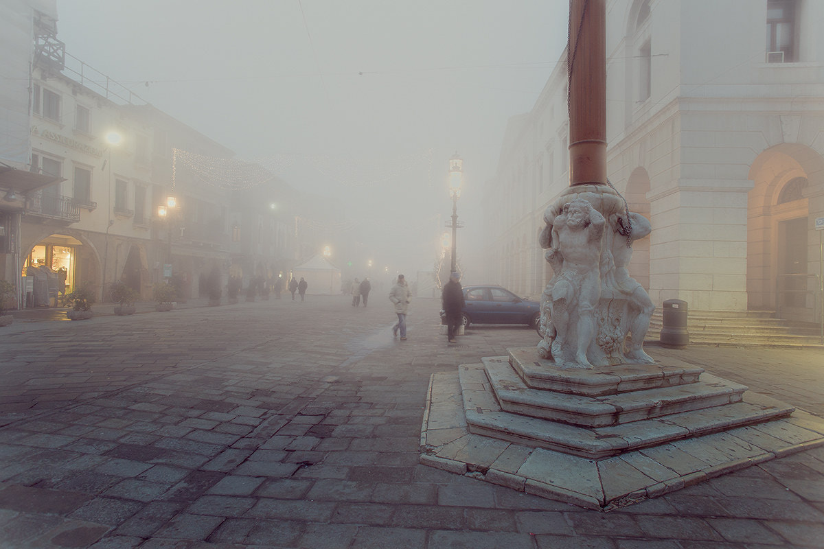 Canon EOS 5D + Canon EF 20mm F2.8 USM sample photo. Chioggia (una serata di nebbia) photography