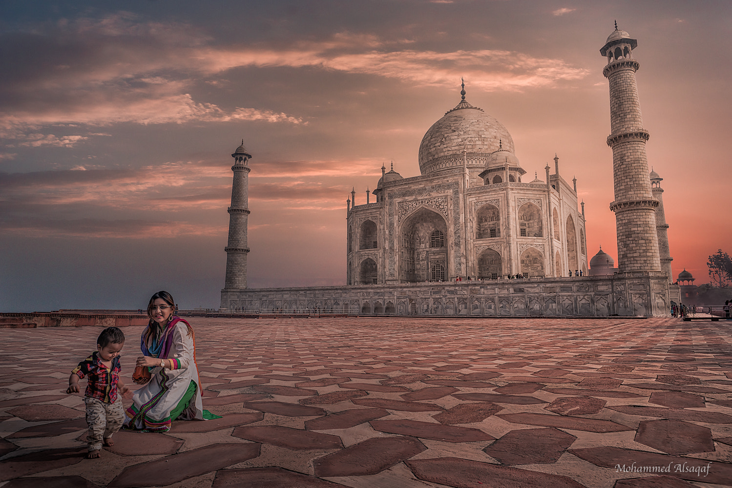 Sony a7R II + Sony Vario-Sonnar T* 16-35mm F2.8 ZA SSM sample photo. Mother plays with her son at the taj mahal photography