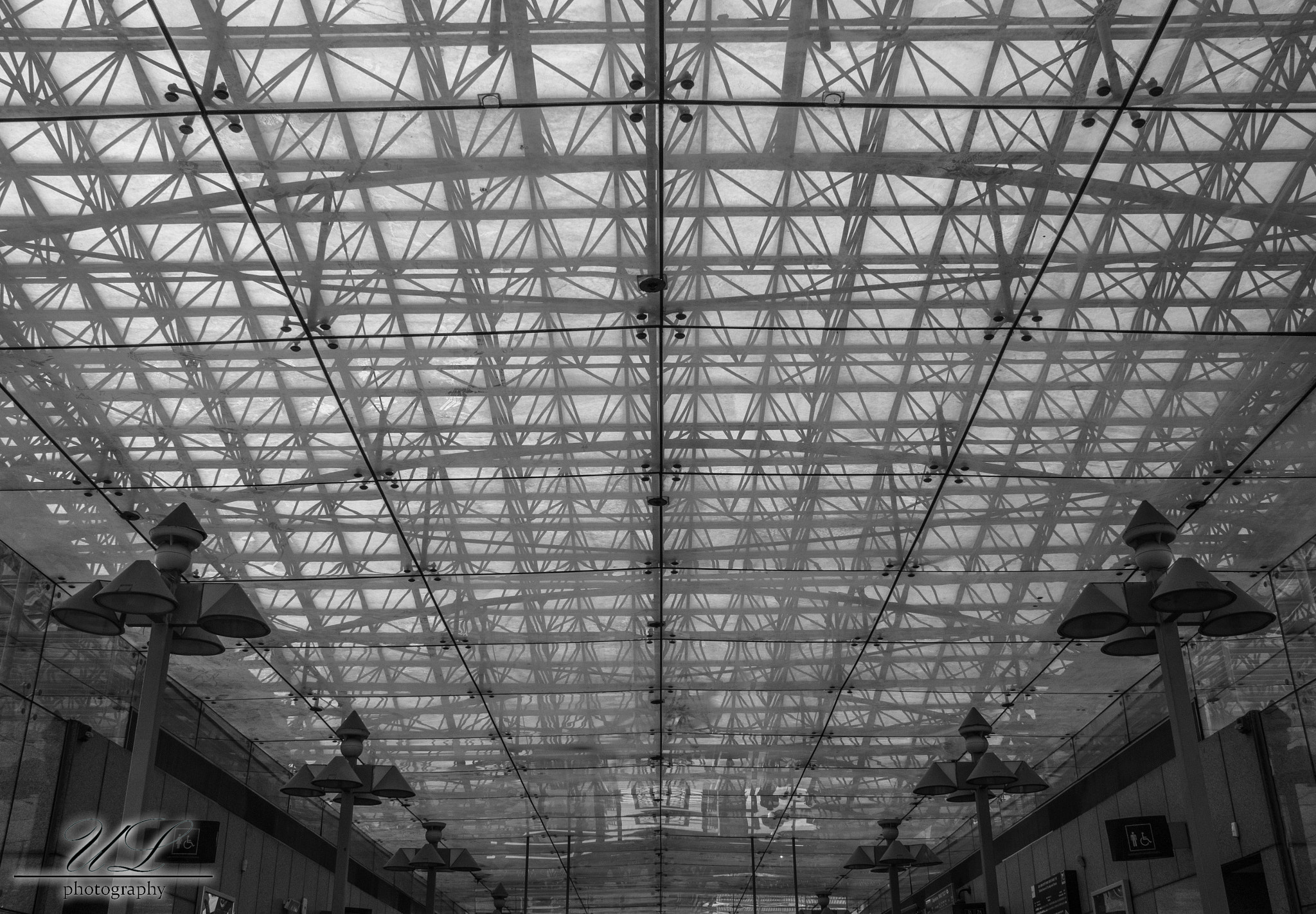 Canon EOS 600D (Rebel EOS T3i / EOS Kiss X5) sample photo. Train station - lines war photography