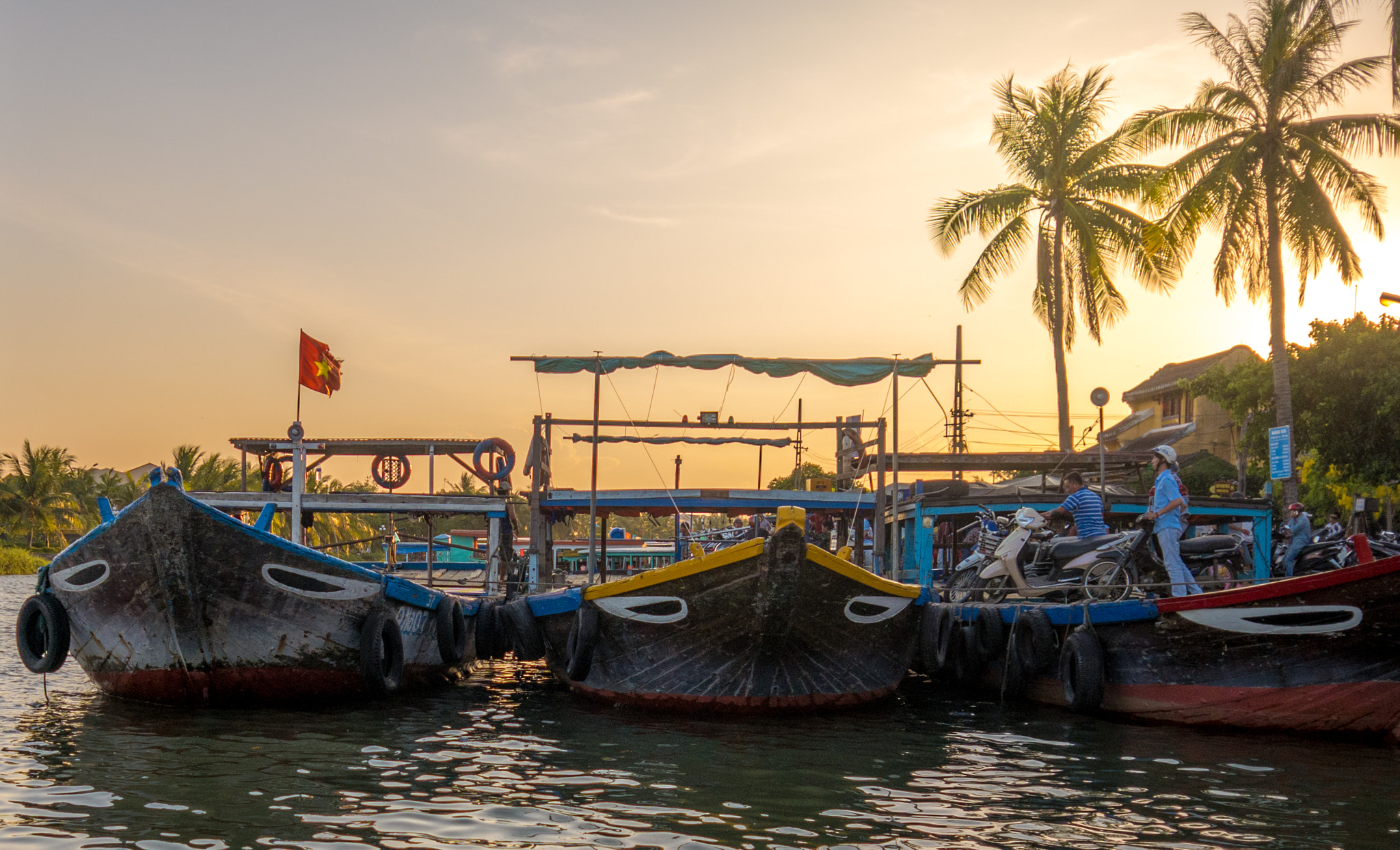 Panasonic Lumix DMC-GX7 + Olympus M.Zuiko Digital 17mm F2.8 Pancake sample photo. Hoi an water taxi photography