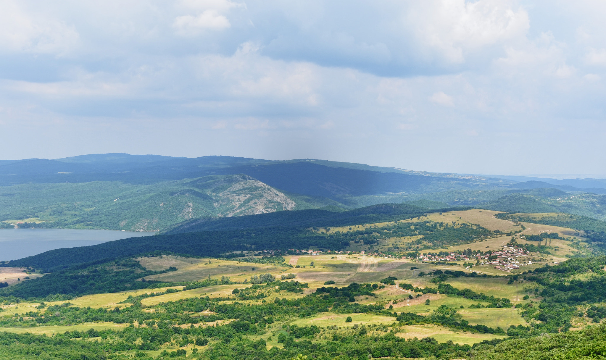 Nikon D5100 + Sigma 18-35mm F1.8 DC HSM Art sample photo. Valley photography