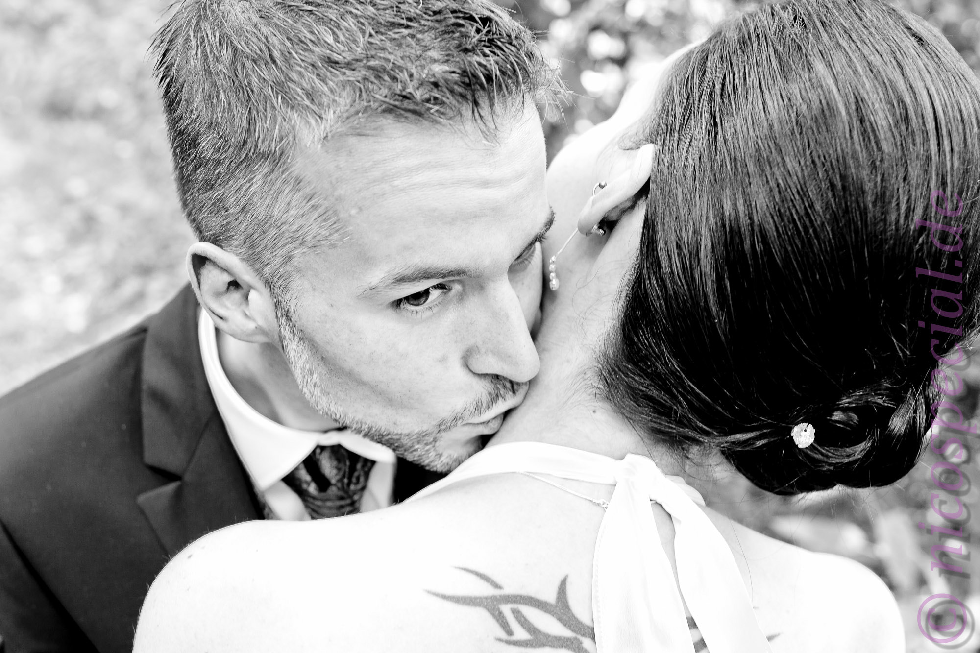Canon EOS 60D + Canon EF 24mm F1.4L II USM sample photo. Neck kiss photography