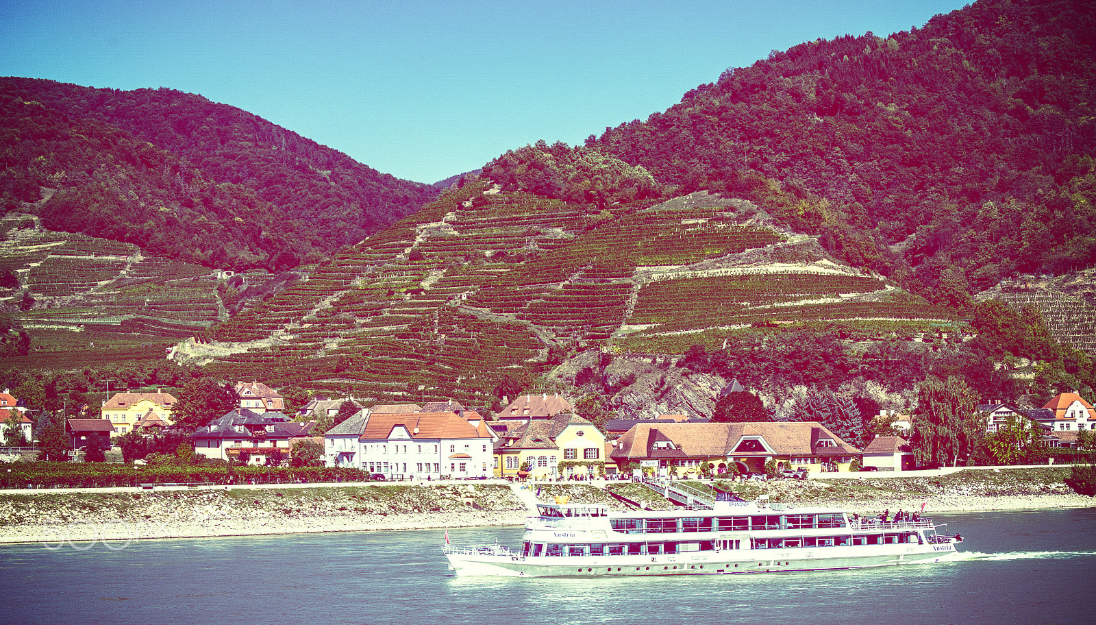 Sony 75-300mm F4.5-5.6 sample photo. Spitz in der wachau photography