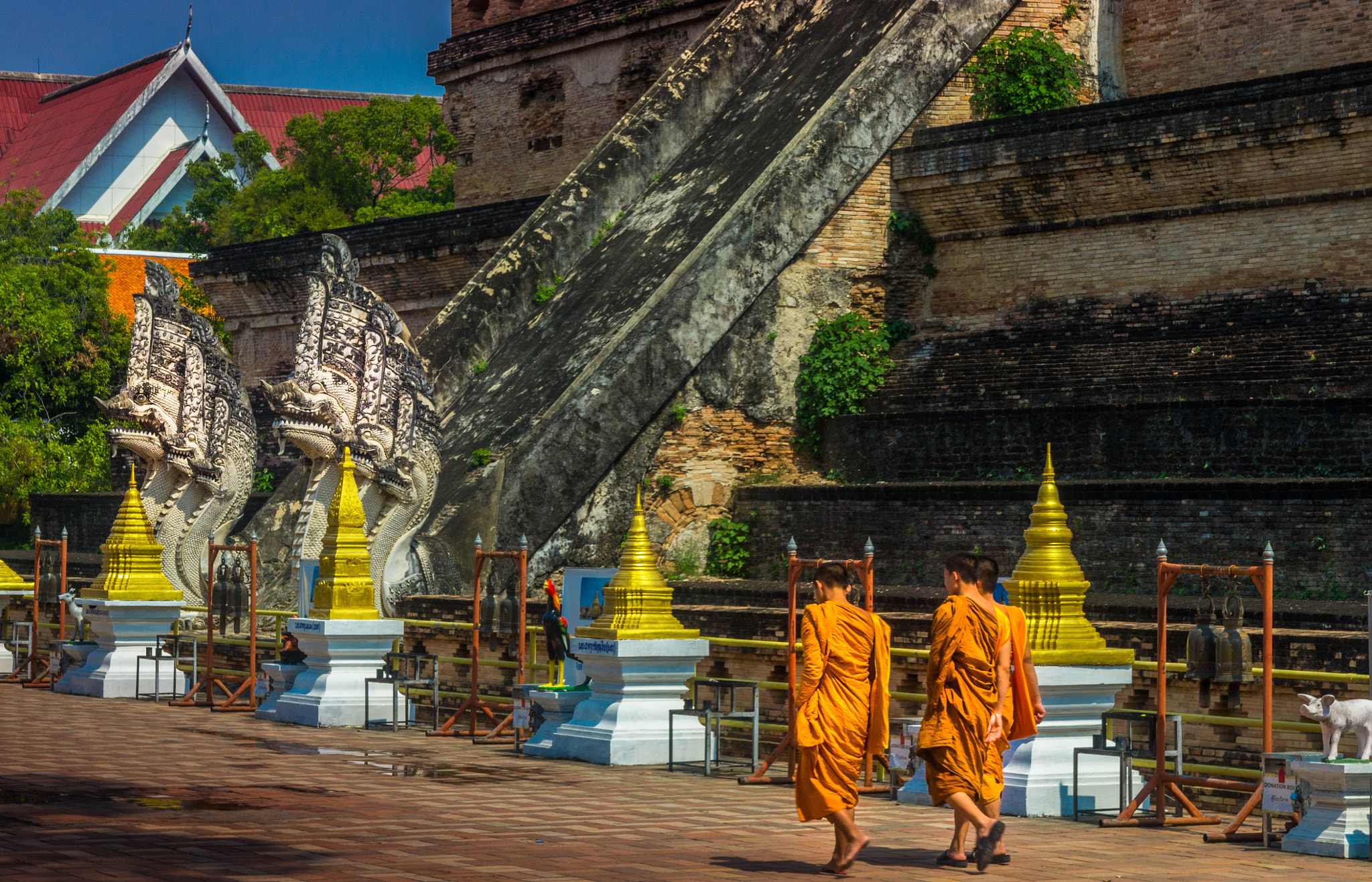 Canon EF-S 17-55mm F2.8 IS USM sample photo. Monks in chiangmai photography