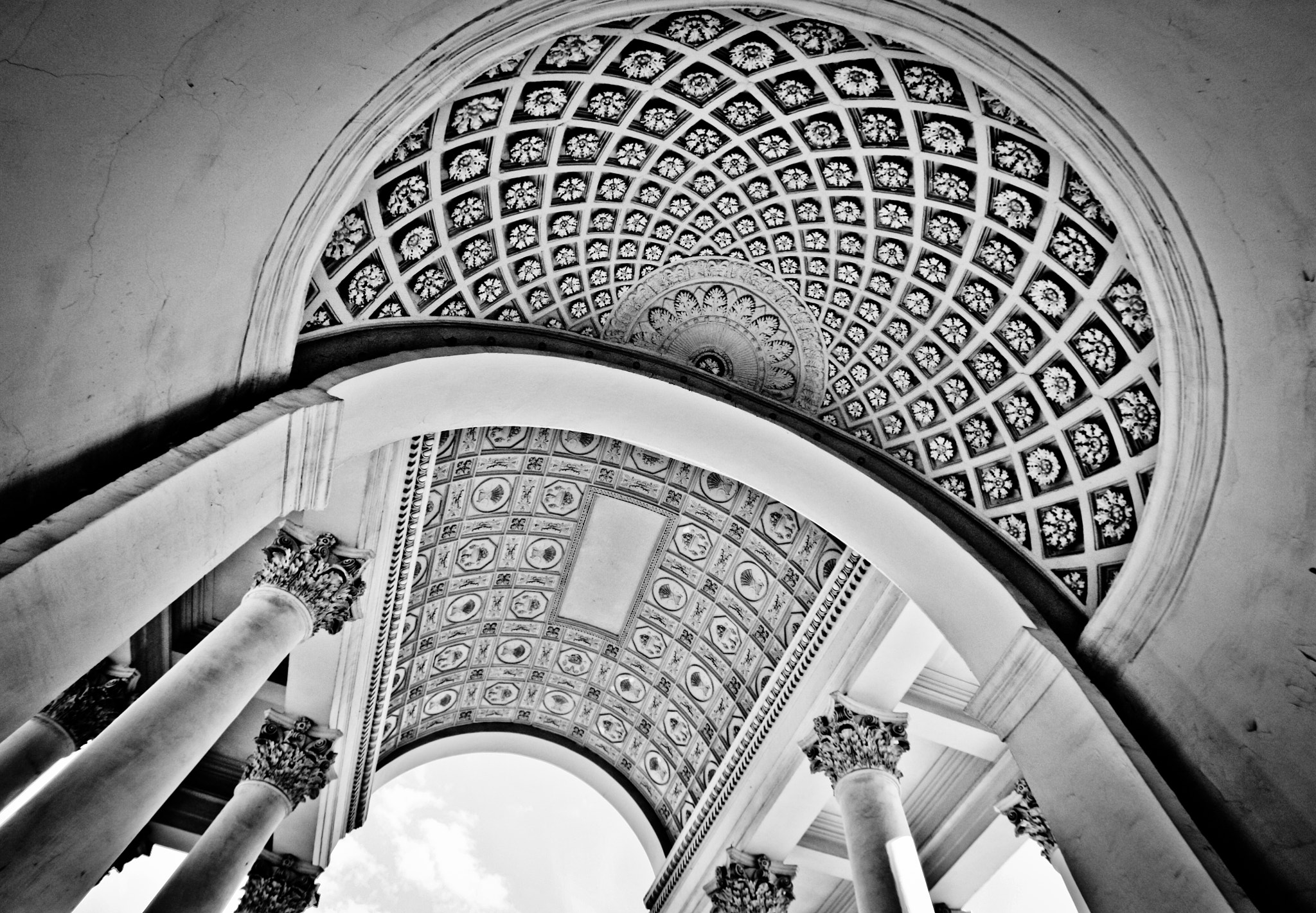 Canon EOS 450D (EOS Rebel XSi / EOS Kiss X2) + Sigma 10-20mm F3.5 EX DC HSM sample photo. Black and white dome with beautiful ceiling photography