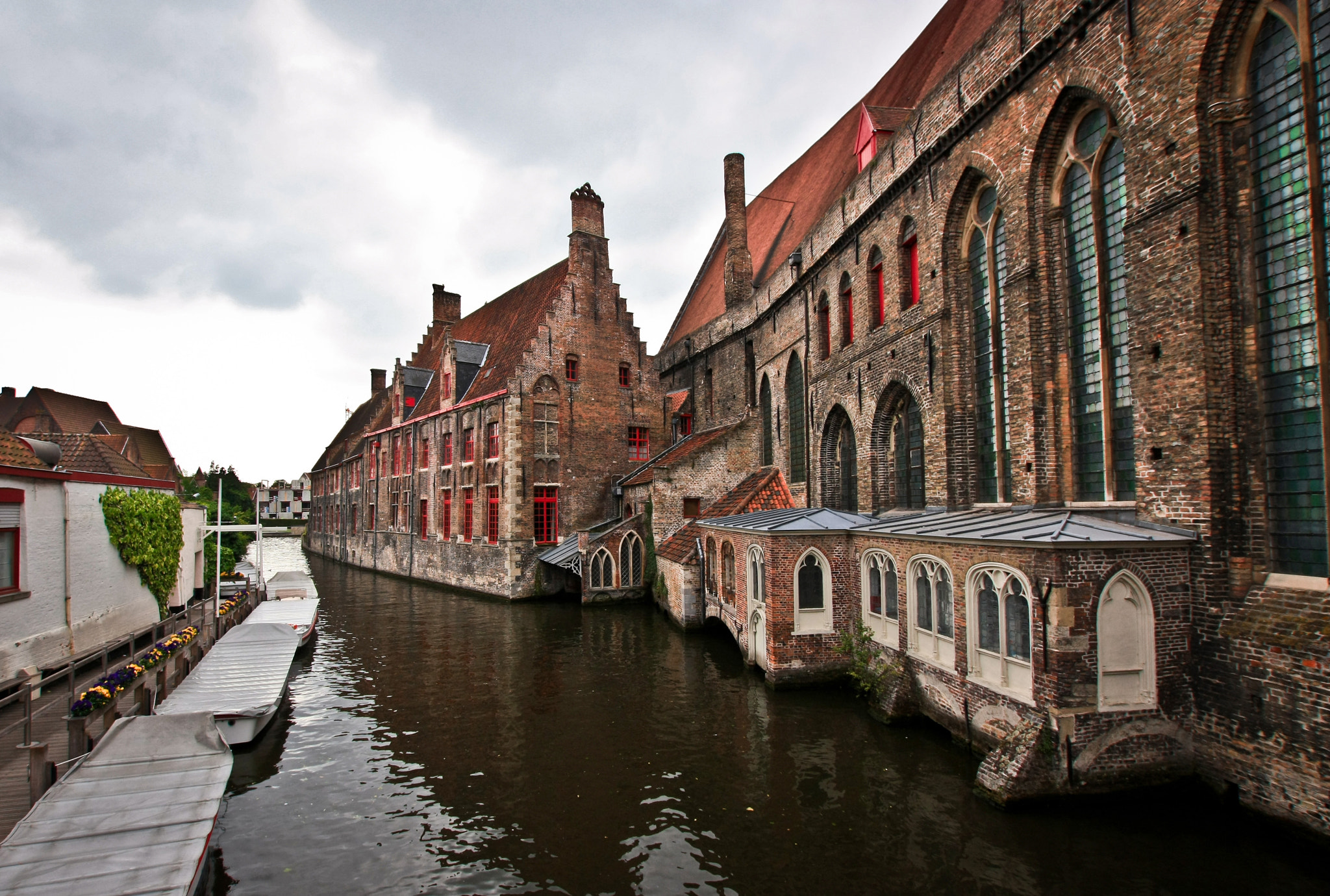 Sigma 10-20mm F3.5 EX DC HSM sample photo. Old hospital near the channel of the belgian city photography
