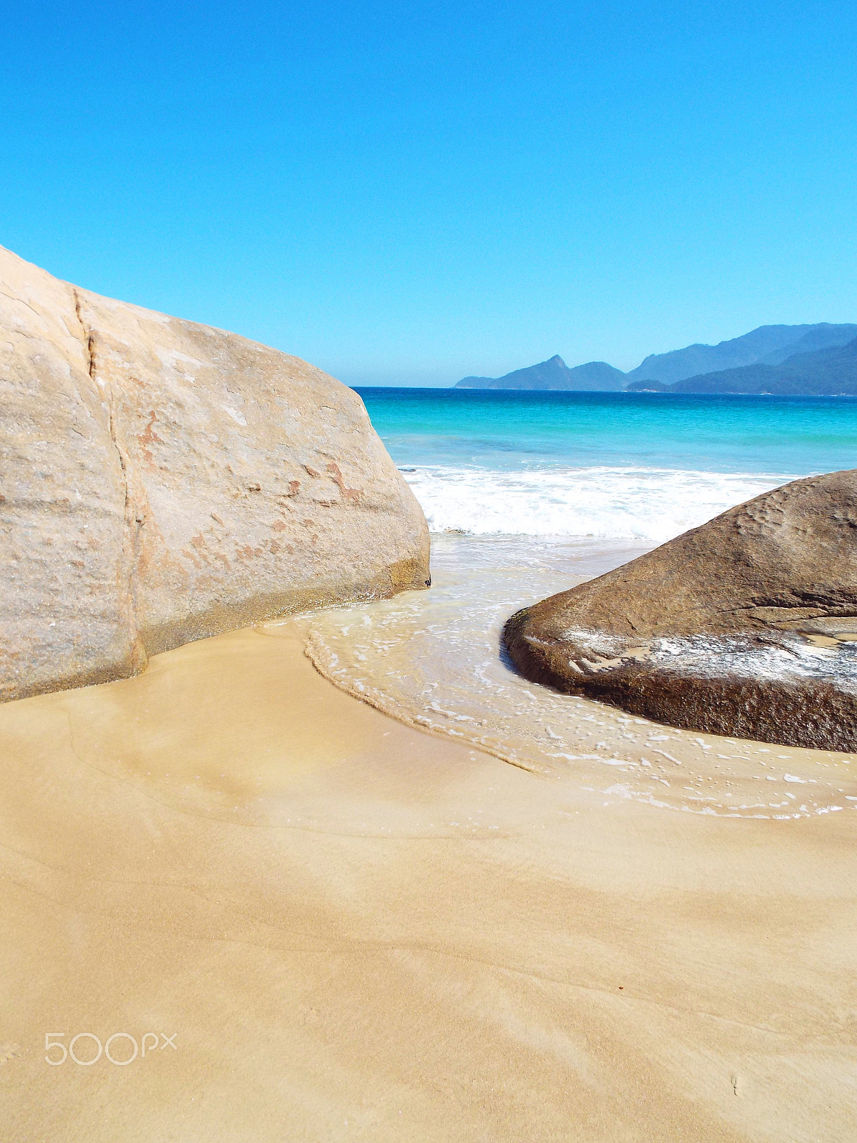 Fujifilm FinePix S8400W sample photo. Rocky beach photography