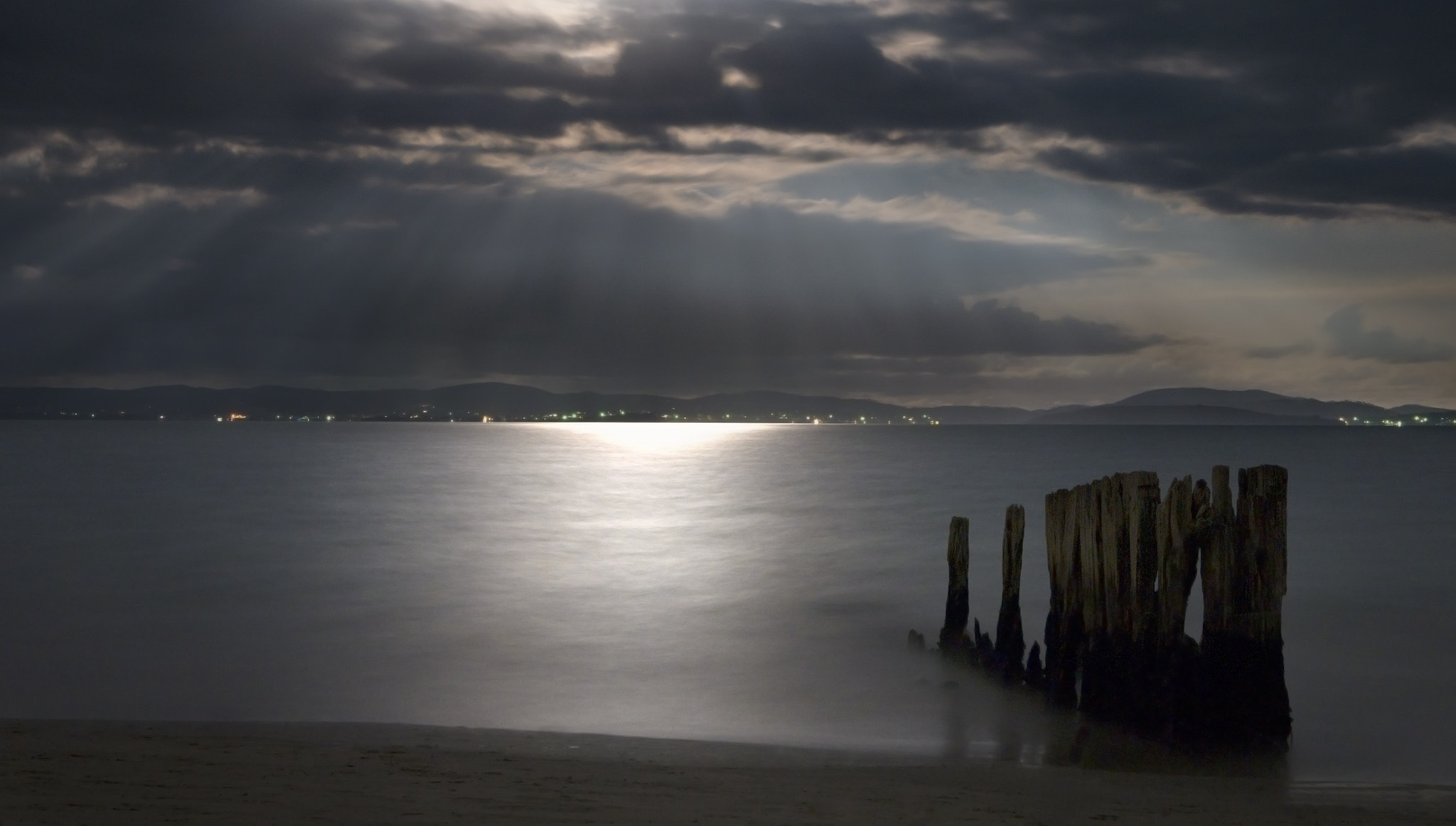 Panasonic Lumix DMC-G7 + LUMIX G 25/F1.7 sample photo. Moon rays photography