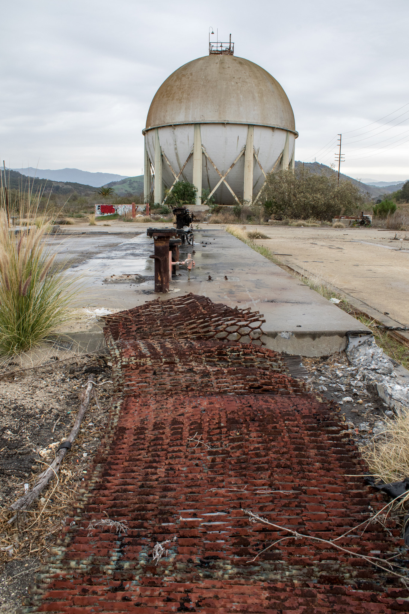 Canon EOS 7D Mark II + Canon EF-S 18-55mm F3.5-5.6 IS sample photo. Ventura oil refinery (abandoned) photography