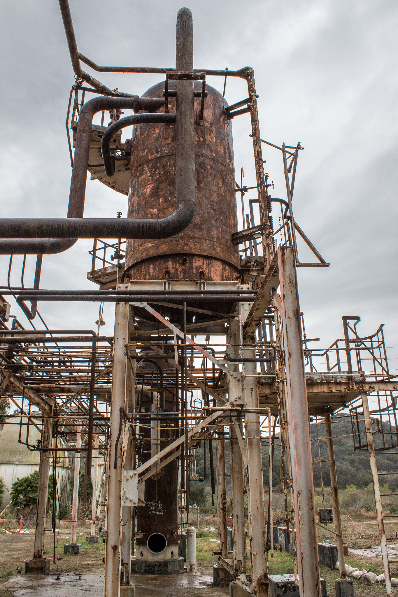 Canon EOS 7D Mark II + Canon EF-S 18-55mm F3.5-5.6 IS sample photo. Ventura oil refinery (abandoned) photography