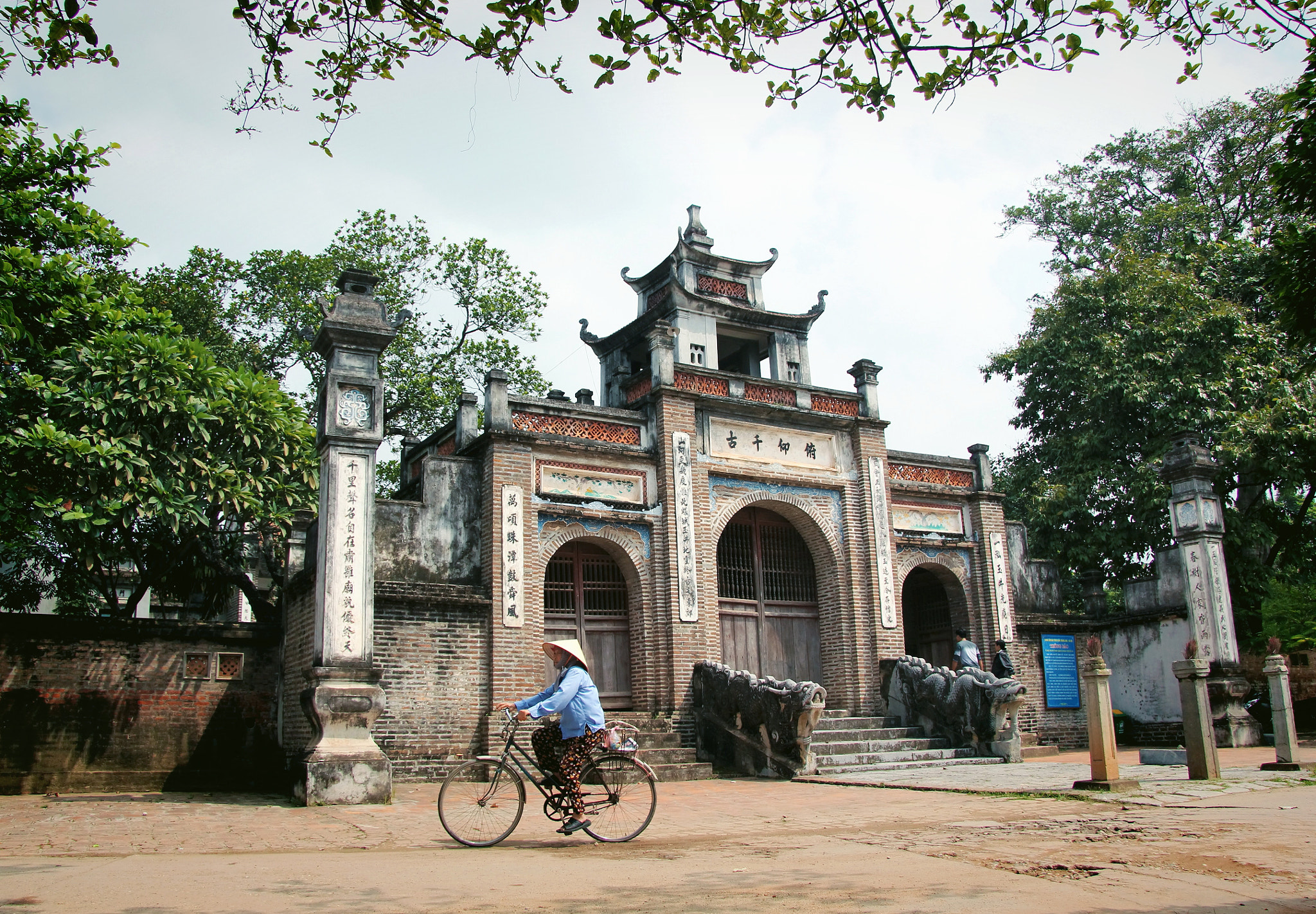 Canon EOS 550D (EOS Rebel T2i / EOS Kiss X4) sample photo. An duong vuong temple photography
