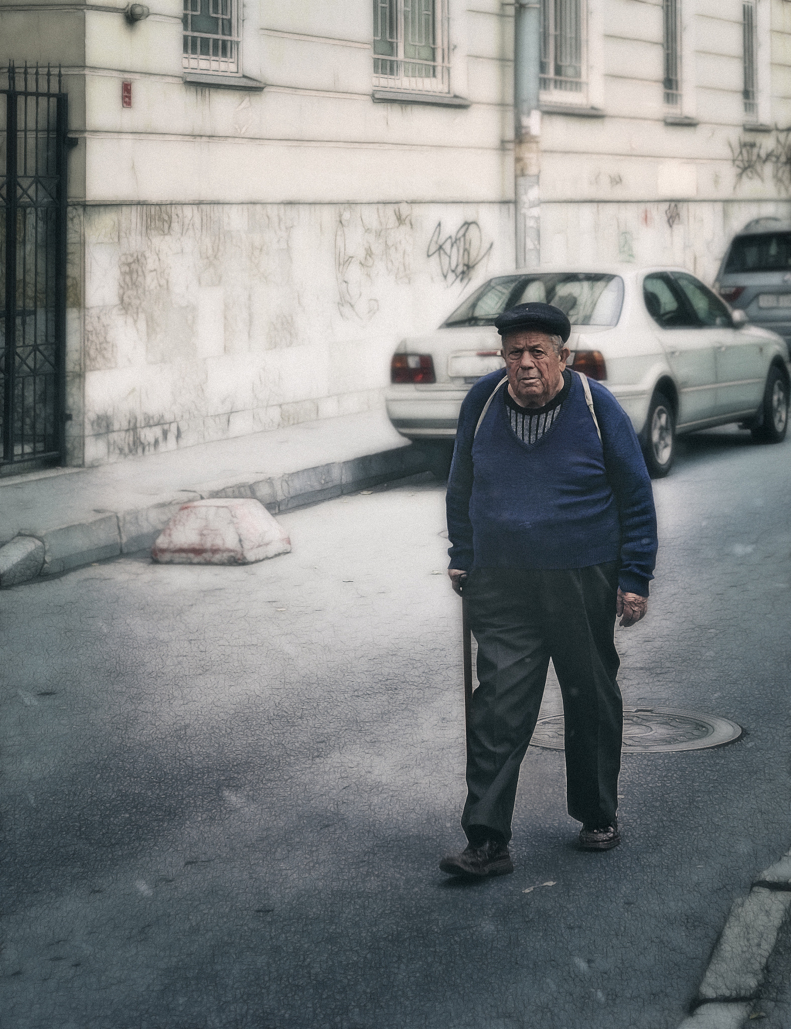 AF Zoom-Nikkor 28-85mm f/3.5-4.5 sample photo. Случайный прохожий (active elderly man) photography
