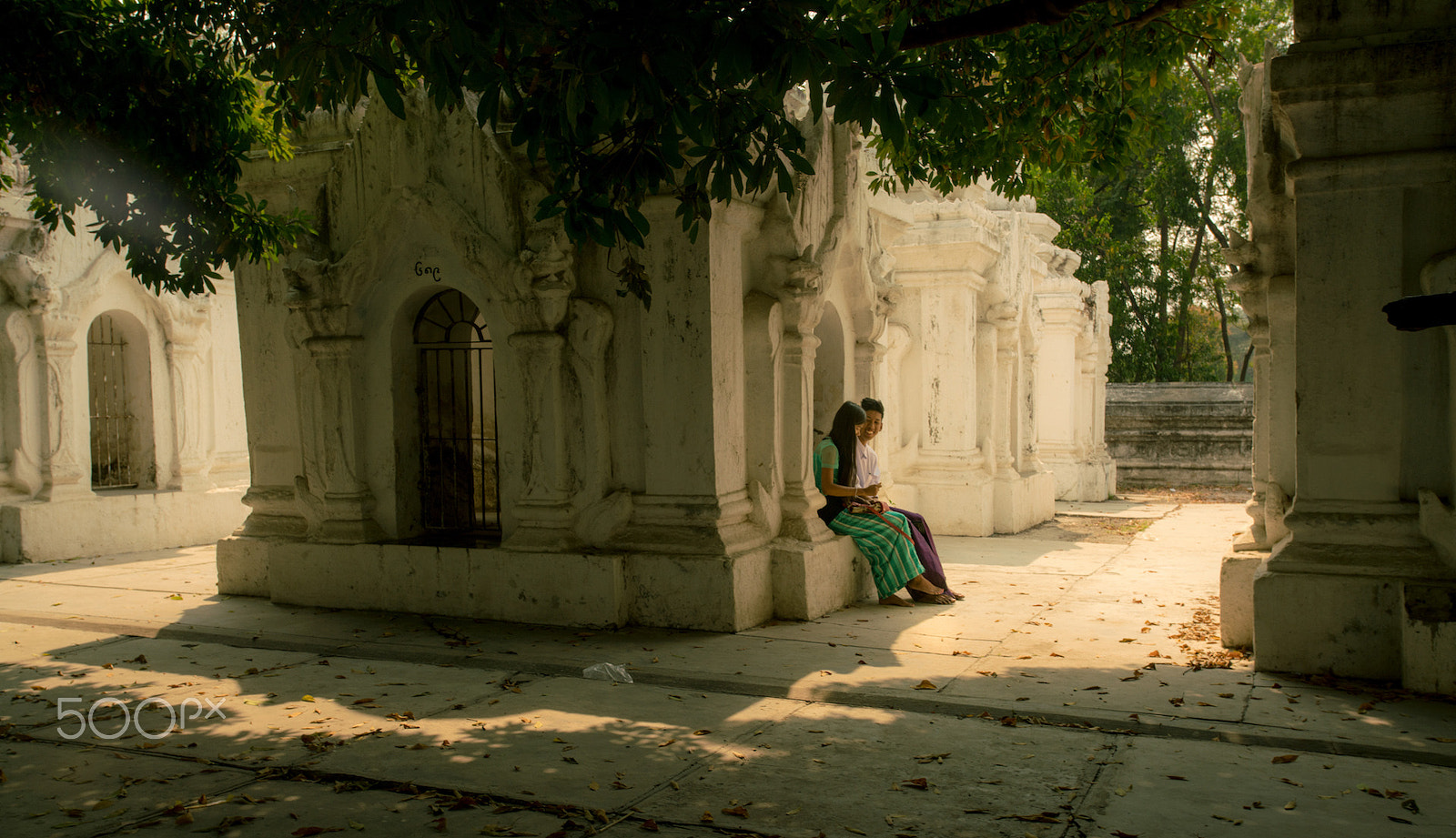 Sony a7R II + Canon EF 17-40mm F4L USM sample photo. Lovers in the pagoda photography