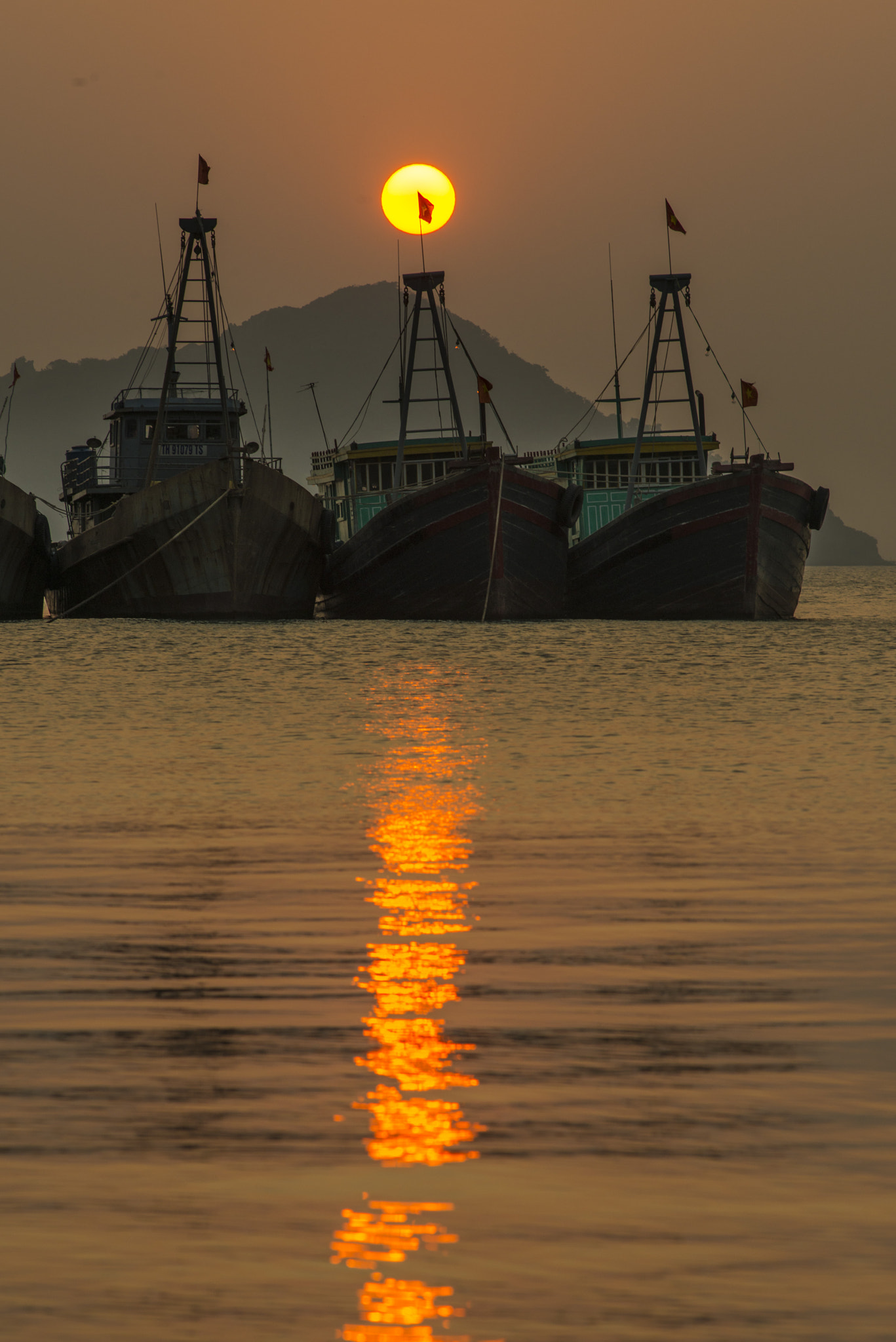 Nikon D800 + AF Nikkor 180mm f/2.8 IF-ED sample photo. Ha long bay sunset photography